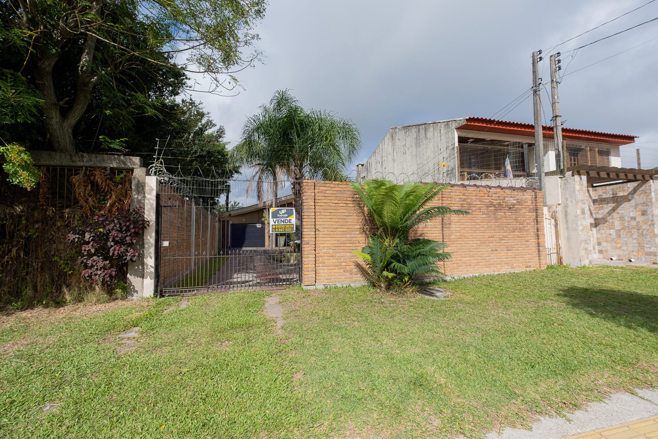 Casa à venda e locação no Laranjal, Pelotas - 93 m², 3 quartos (sendo 1 suíte), sala com lareira e área gourmet com churrasqueira, pátio e piscina. - 20