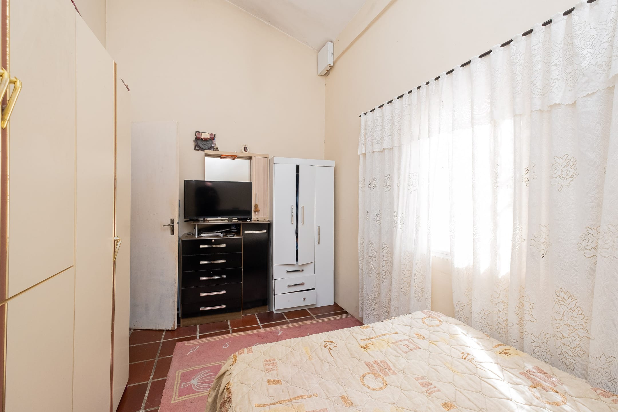 Casa à venda e locação no Laranjal, Pelotas - 93 m², 3 quartos (sendo 1 suíte), sala com lareira e área gourmet com churrasqueira, pátio e piscina. - 6