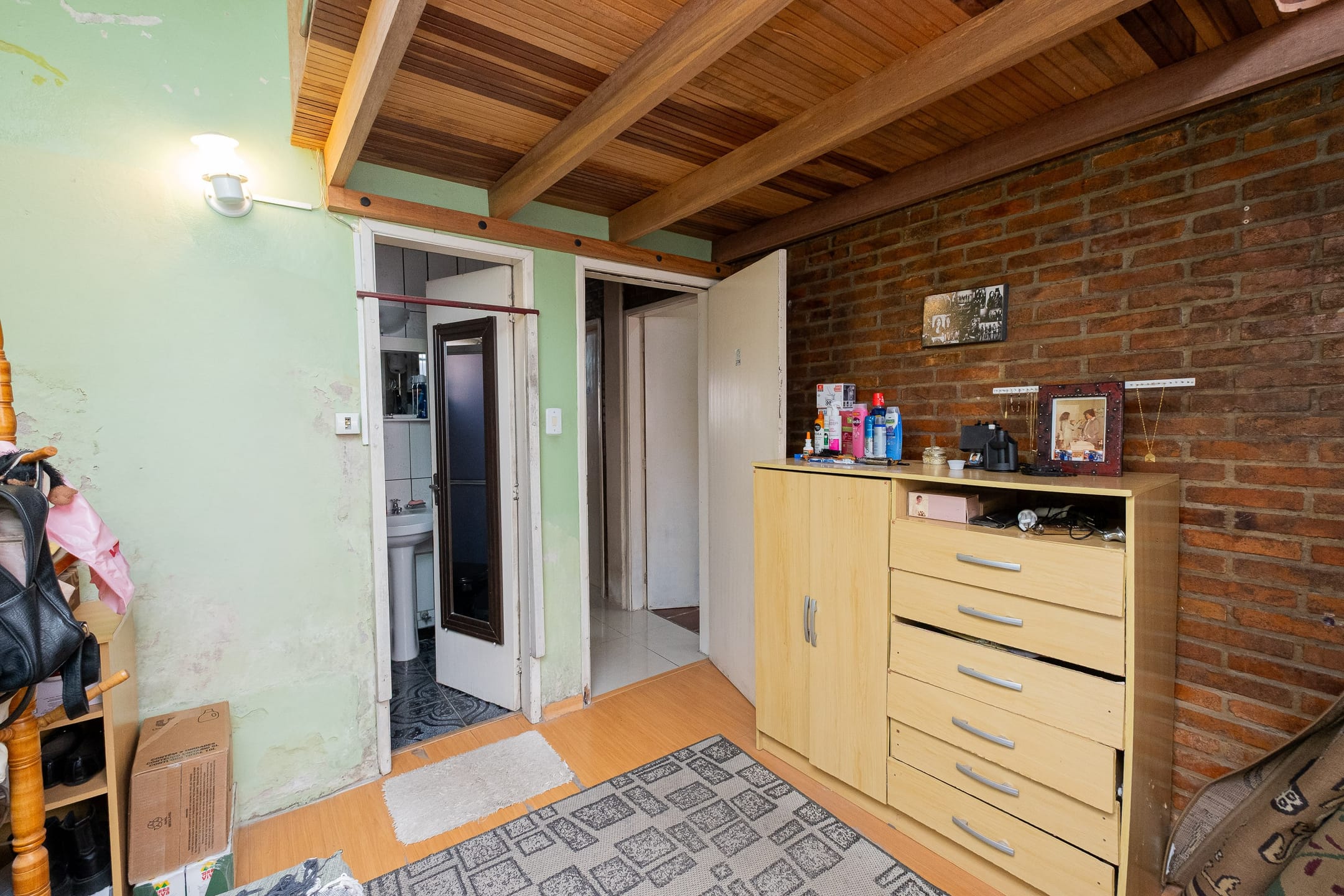 Casa à venda e locação no Laranjal, Pelotas - 93 m², 3 quartos (sendo 1 suíte), sala com lareira e área gourmet com churrasqueira, pátio e piscina. - 8
