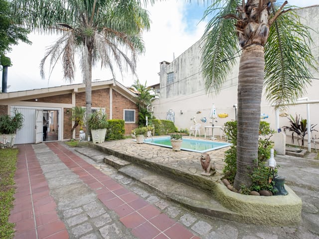 Casa com 300m² 3 quartos e 2 banheiros, à venda ou para alugar, no bairro Laranjal em Pelotas