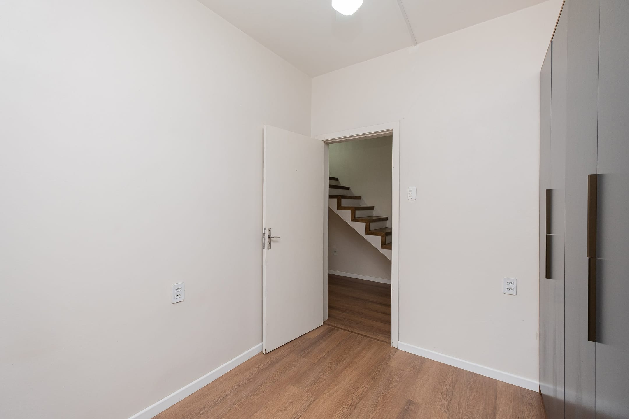 Casa à venda nas Três Vendas, Pelotas - 228 m², 3 quartos, móveis planejados, lareira, espaço gourmet com churrasqueira e garagem. - 10