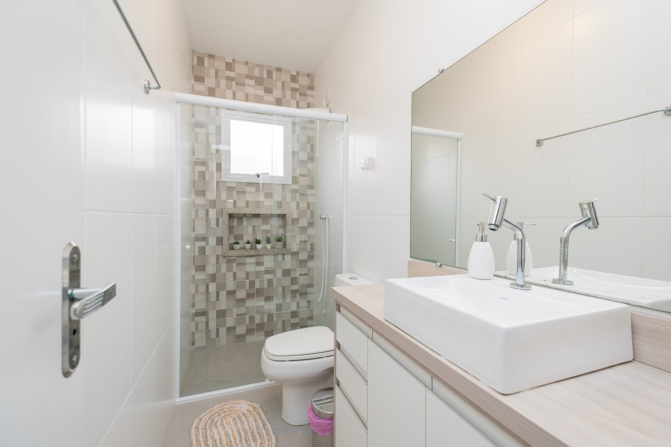 Casa à venda nas Três Vendas, Pelotas - 228 m², 3 quartos, móveis planejados, lareira, espaço gourmet com churrasqueira e garagem. - 11