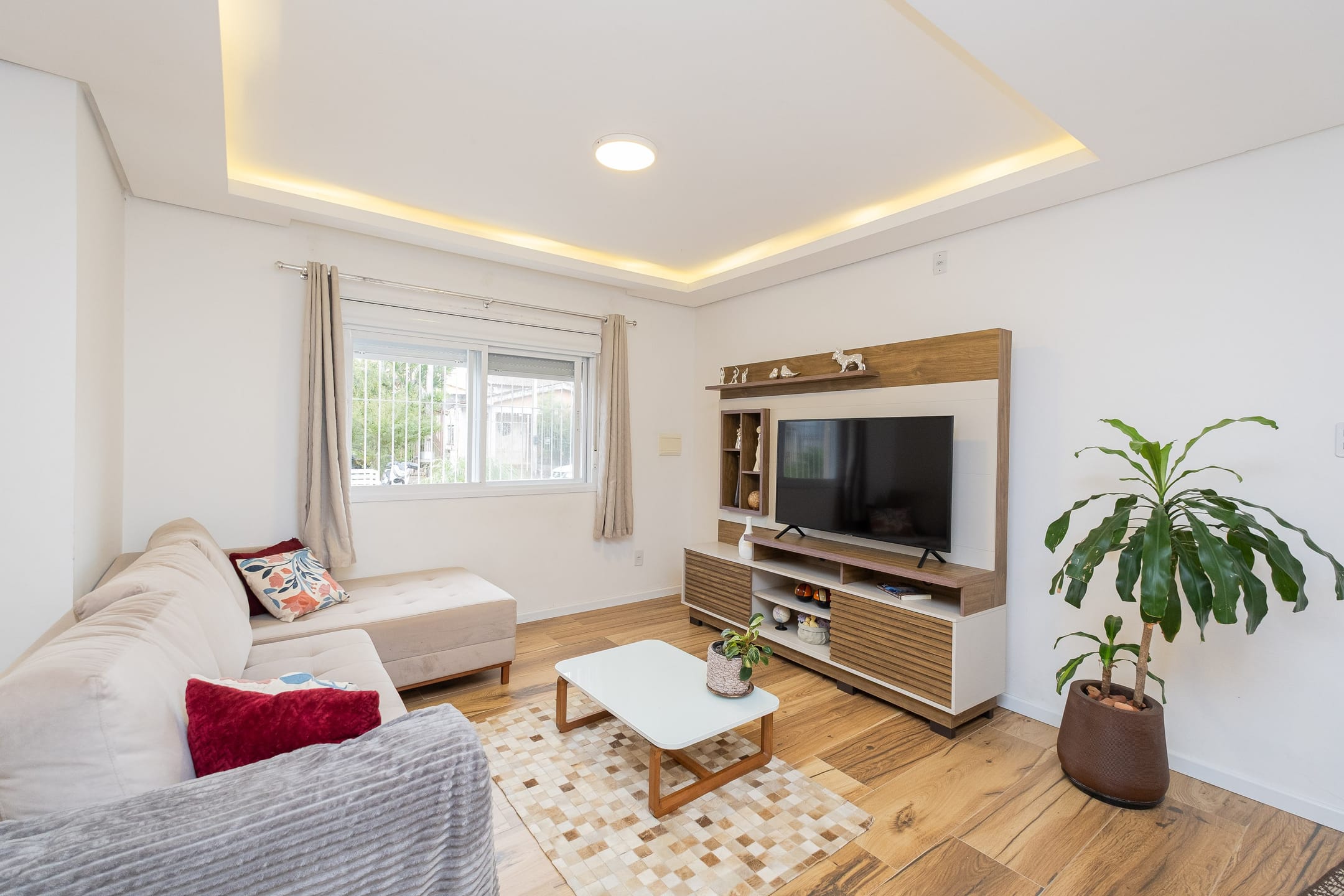 Casa à venda nas Três Vendas, Pelotas - 228 m², 3 quartos, móveis planejados, lareira, espaço gourmet com churrasqueira e garagem.