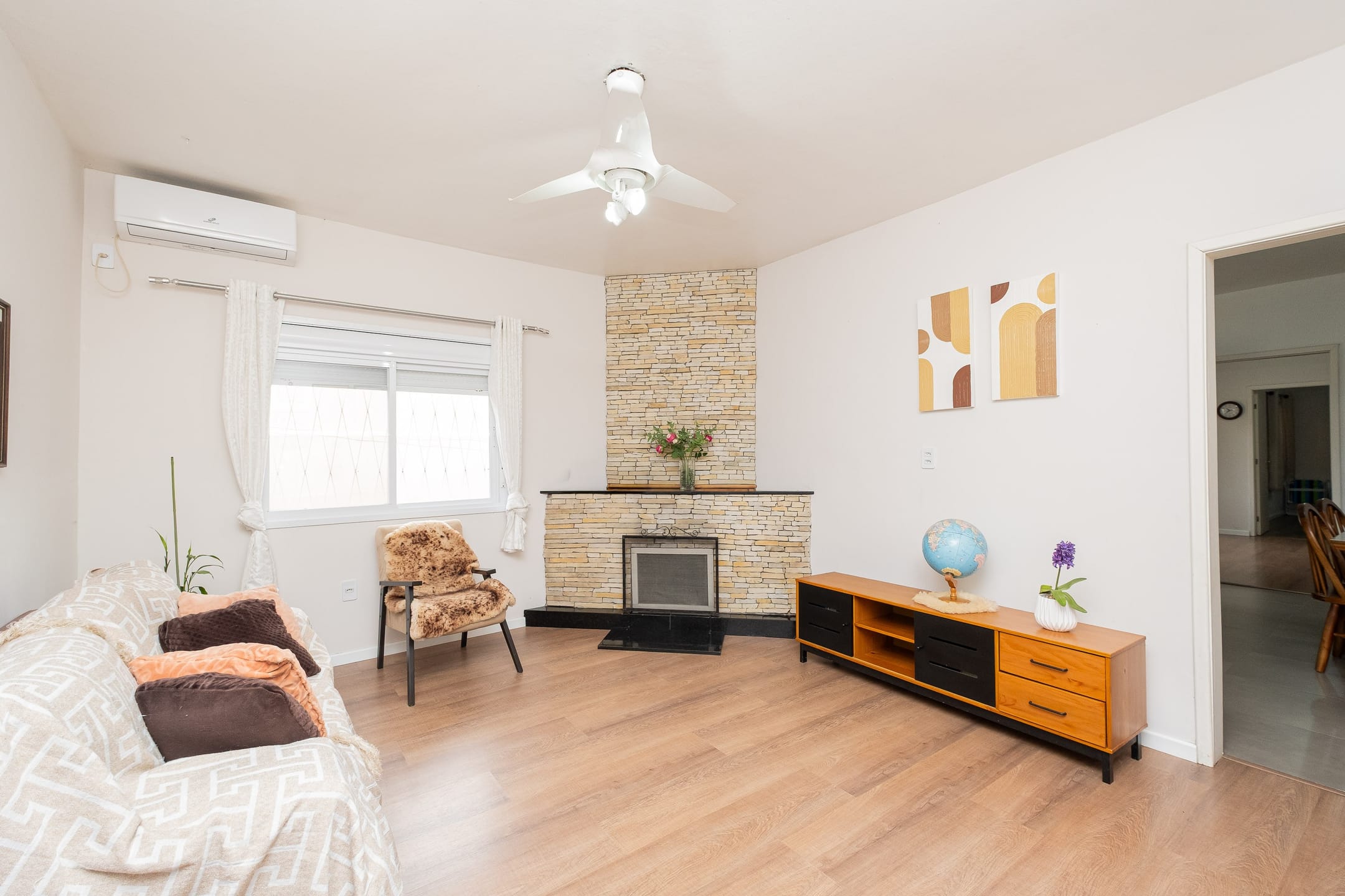 Casa à venda nas Três Vendas, Pelotas - 228 m², 3 quartos, móveis planejados, lareira, espaço gourmet com churrasqueira e garagem. - 12
