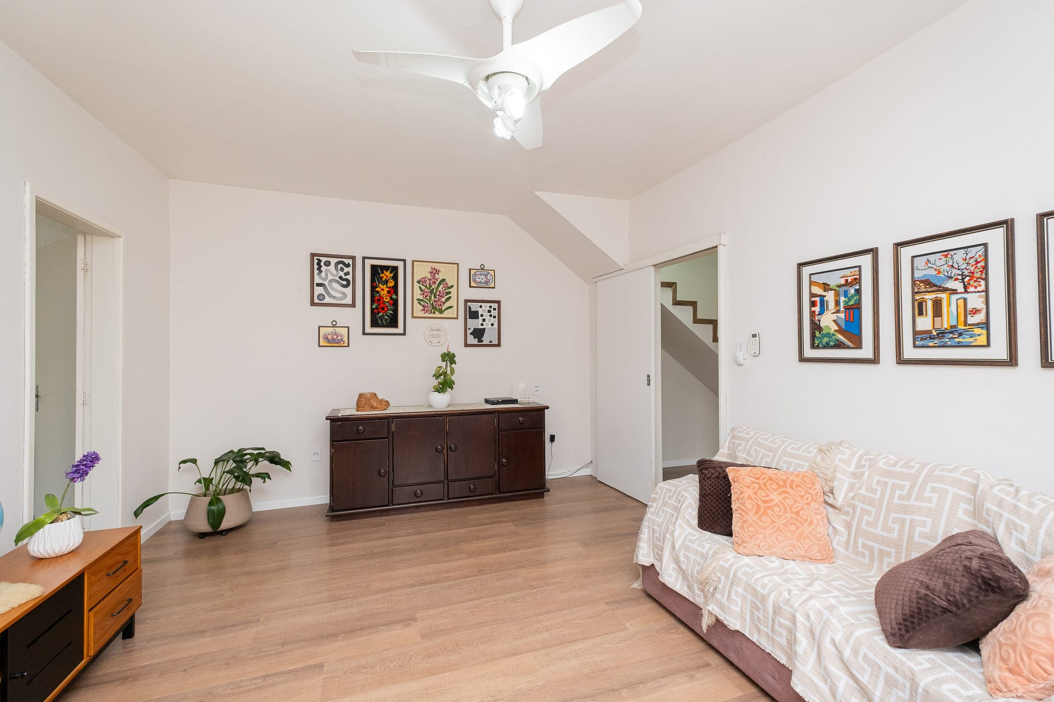 Casa à venda nas Três Vendas, Pelotas - 228 m², 3 quartos, móveis planejados, lareira, espaço gourmet com churrasqueira e garagem. - 13
