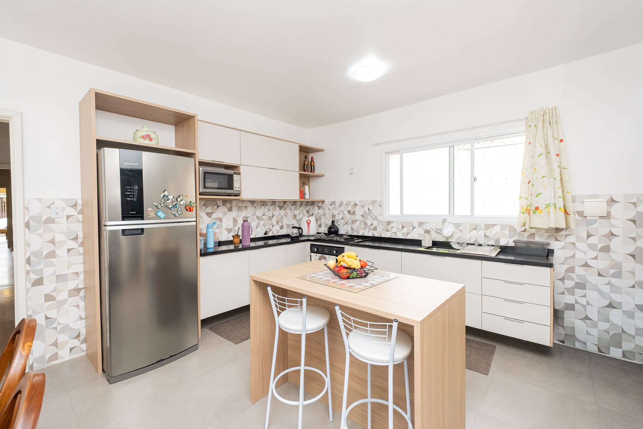 Casa à venda nas Três Vendas, Pelotas - 228 m², 3 quartos, móveis planejados, lareira, espaço gourmet com churrasqueira e garagem. - 14