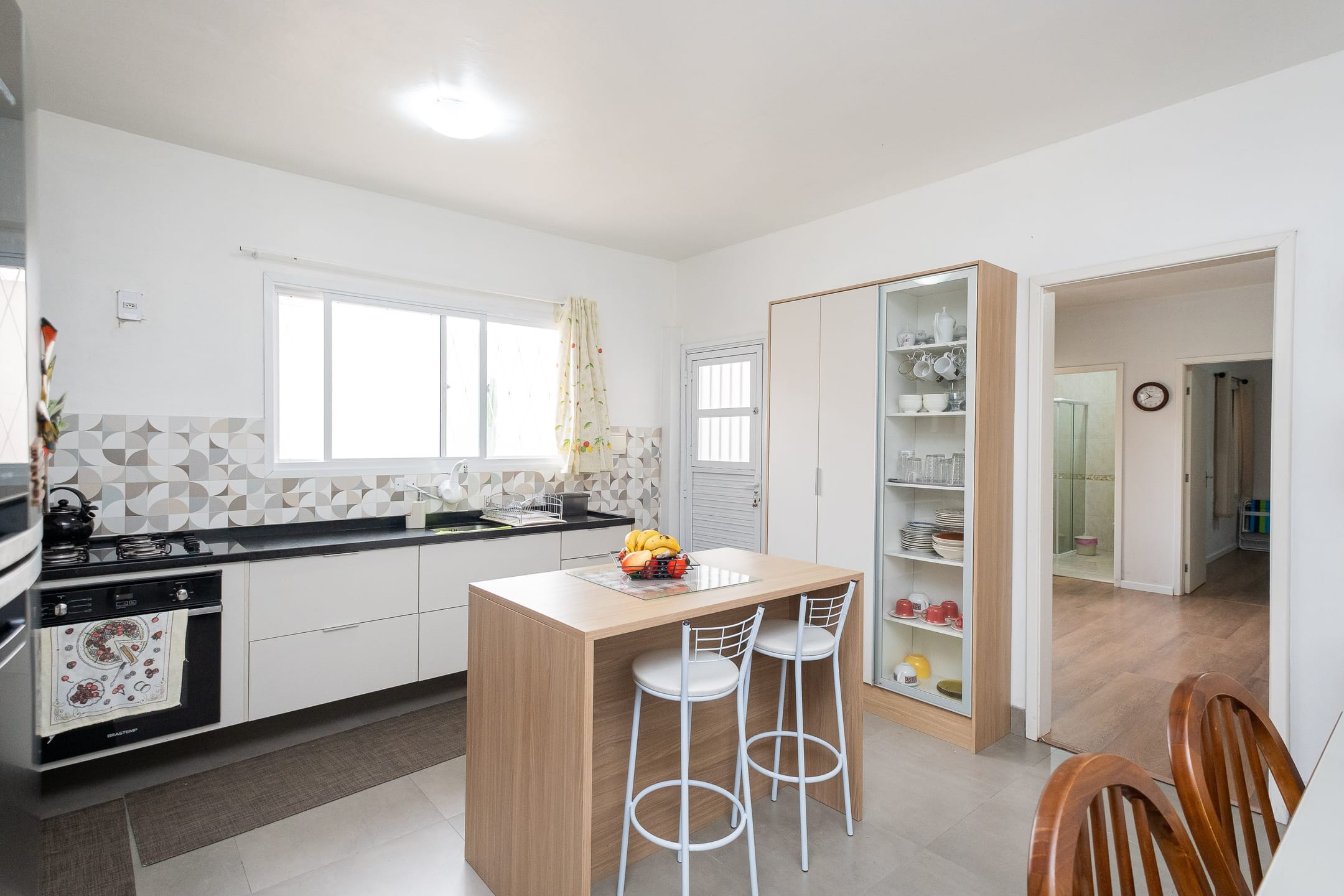 Casa à venda nas Três Vendas, Pelotas - 228 m², 3 quartos, móveis planejados, lareira, espaço gourmet com churrasqueira e garagem. - 16