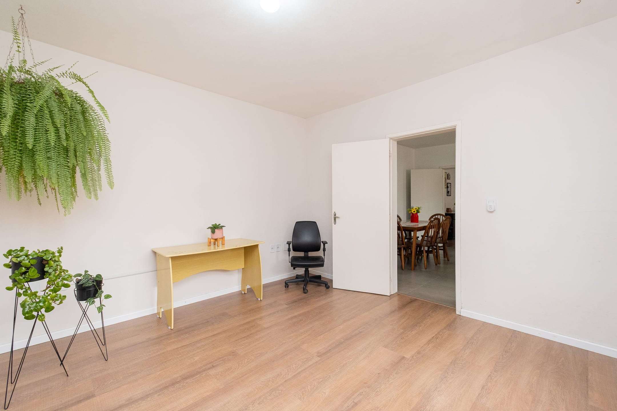 Casa à venda nas Três Vendas, Pelotas - 228 m², 3 quartos, móveis planejados, lareira, espaço gourmet com churrasqueira e garagem. - 18