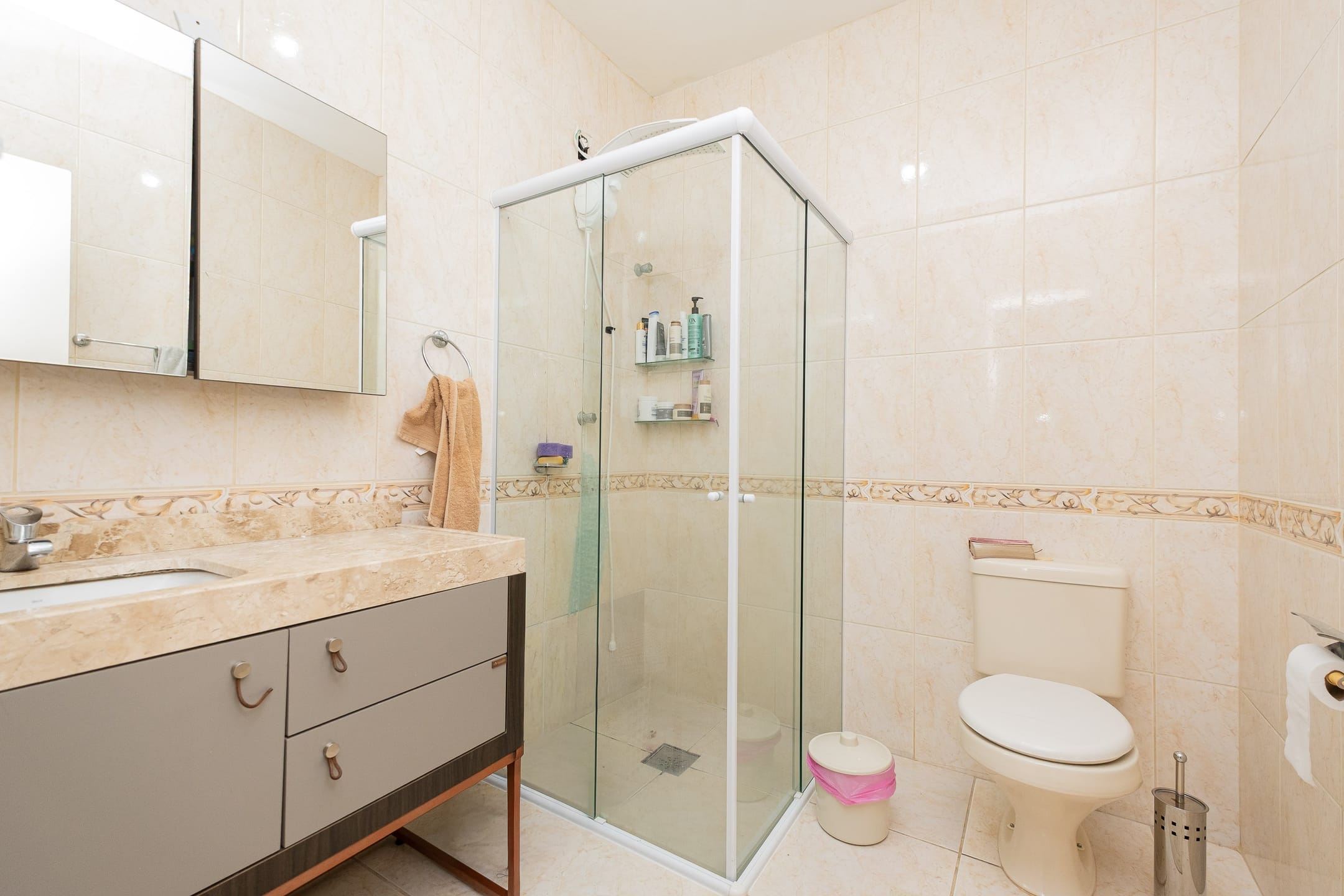 Casa à venda nas Três Vendas, Pelotas - 228 m², 3 quartos, móveis planejados, lareira, espaço gourmet com churrasqueira e garagem. - 20