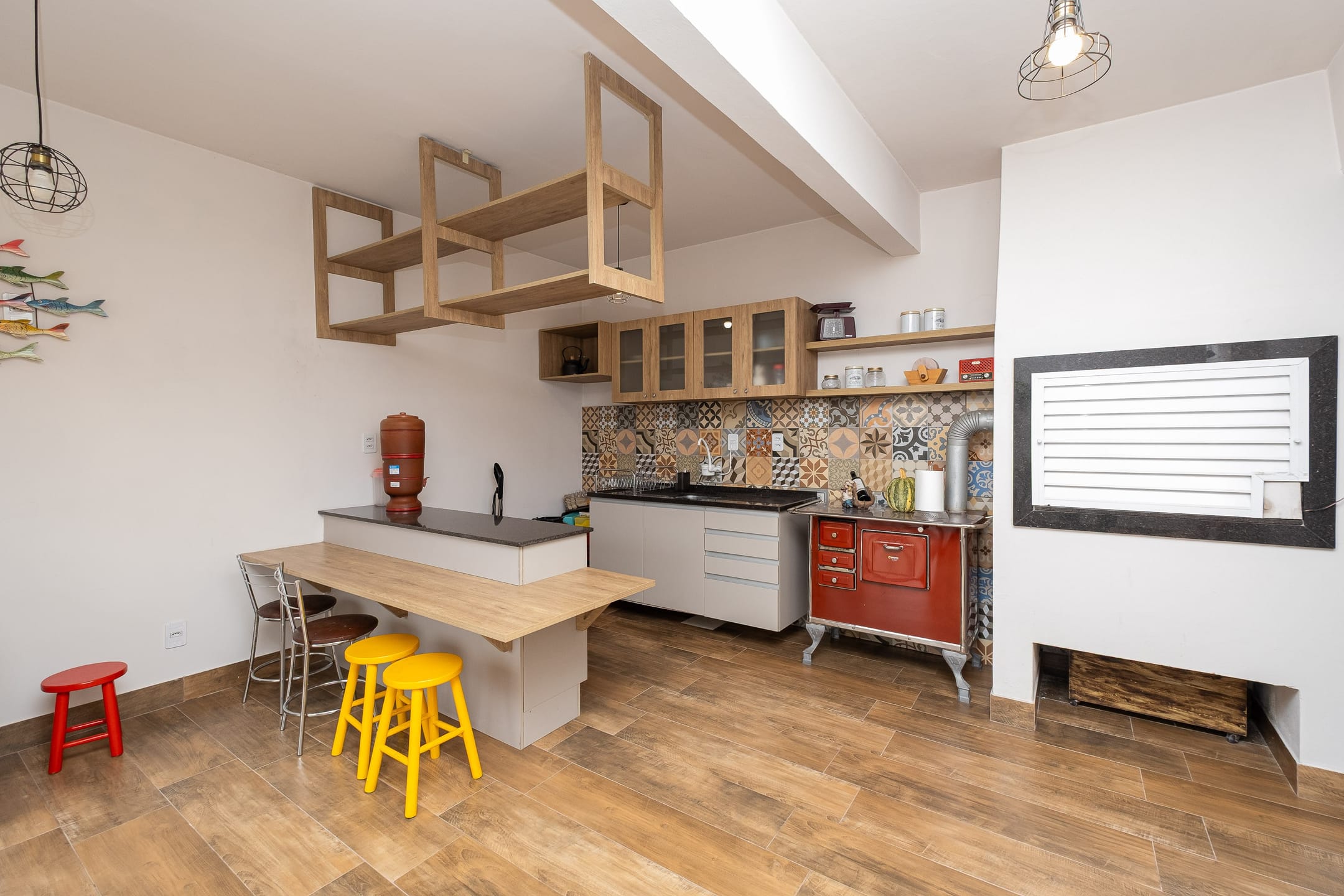 Casa à venda nas Três Vendas, Pelotas - 228 m², 3 quartos, móveis planejados, lareira, espaço gourmet com churrasqueira e garagem. - 21