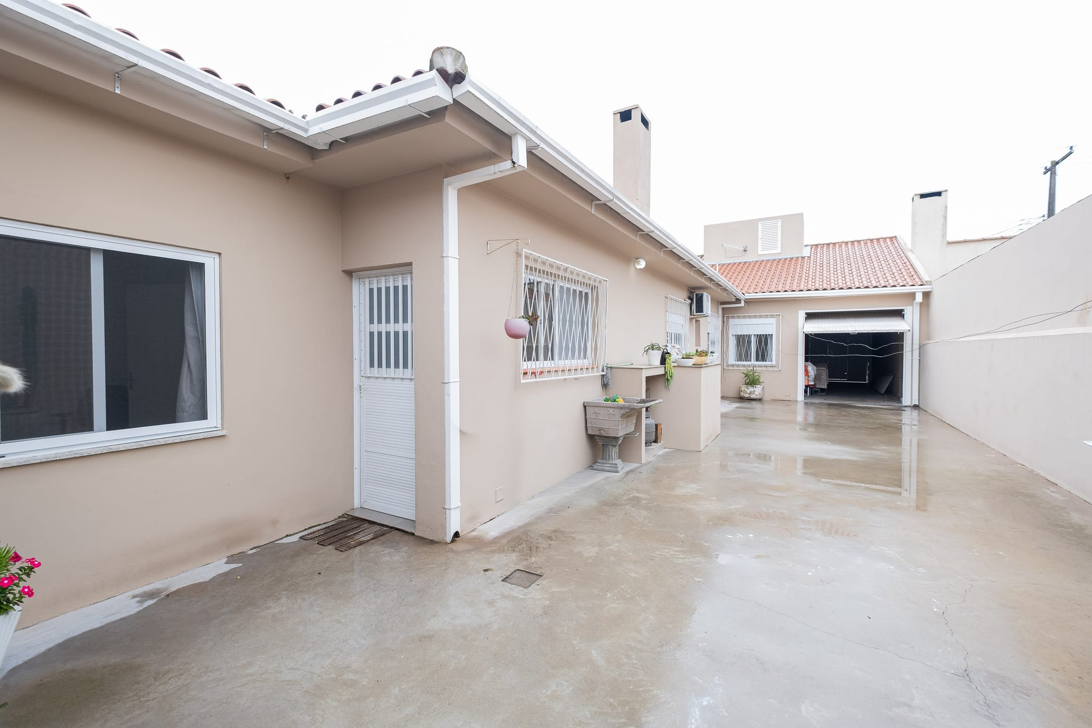 Casa à venda nas Três Vendas, Pelotas - 228 m², 3 quartos, móveis planejados, lareira, espaço gourmet com churrasqueira e garagem. - 23