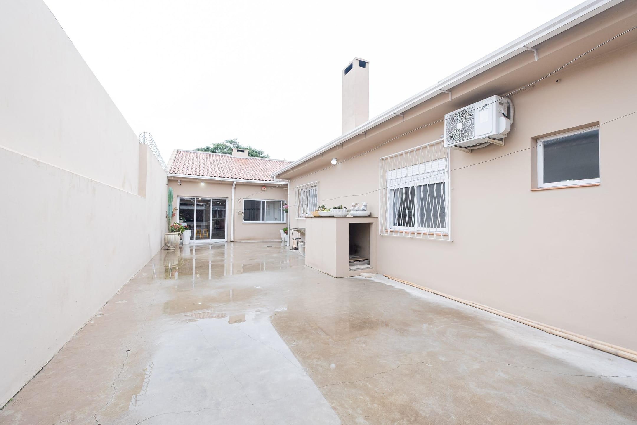 Casa à venda nas Três Vendas, Pelotas - 228 m², 3 quartos, móveis planejados, lareira, espaço gourmet com churrasqueira e garagem. - 24