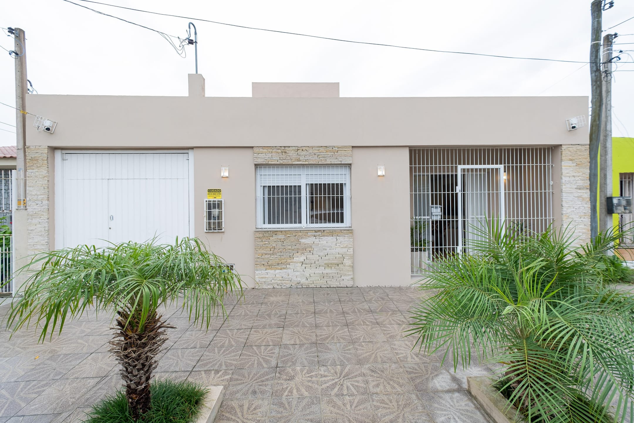 Casa à venda nas Três Vendas, Pelotas - 228 m², 3 quartos, móveis planejados, lareira, espaço gourmet com churrasqueira e garagem. - 26