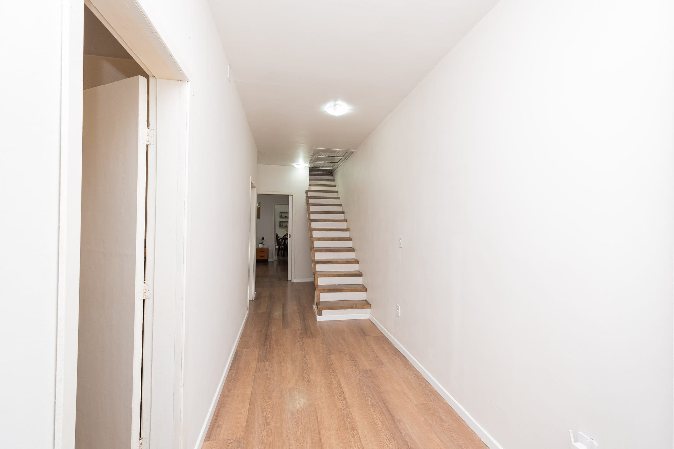 Casa à venda nas Três Vendas, Pelotas - 228 m², 3 quartos, móveis planejados, lareira, espaço gourmet com churrasqueira e garagem. - 6
