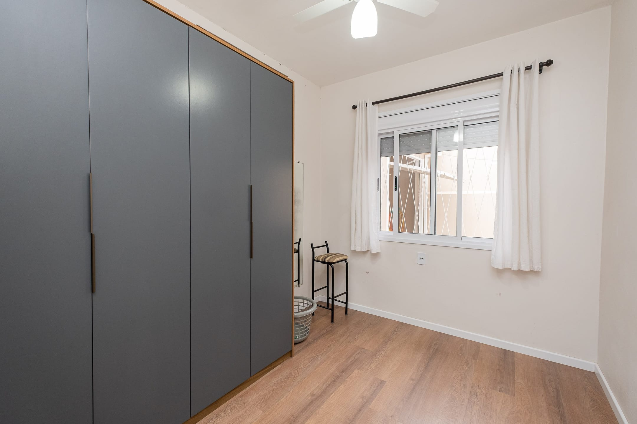 Casa à venda nas Três Vendas, Pelotas - 228 m², 3 quartos, móveis planejados, lareira, espaço gourmet com churrasqueira e garagem. - 9