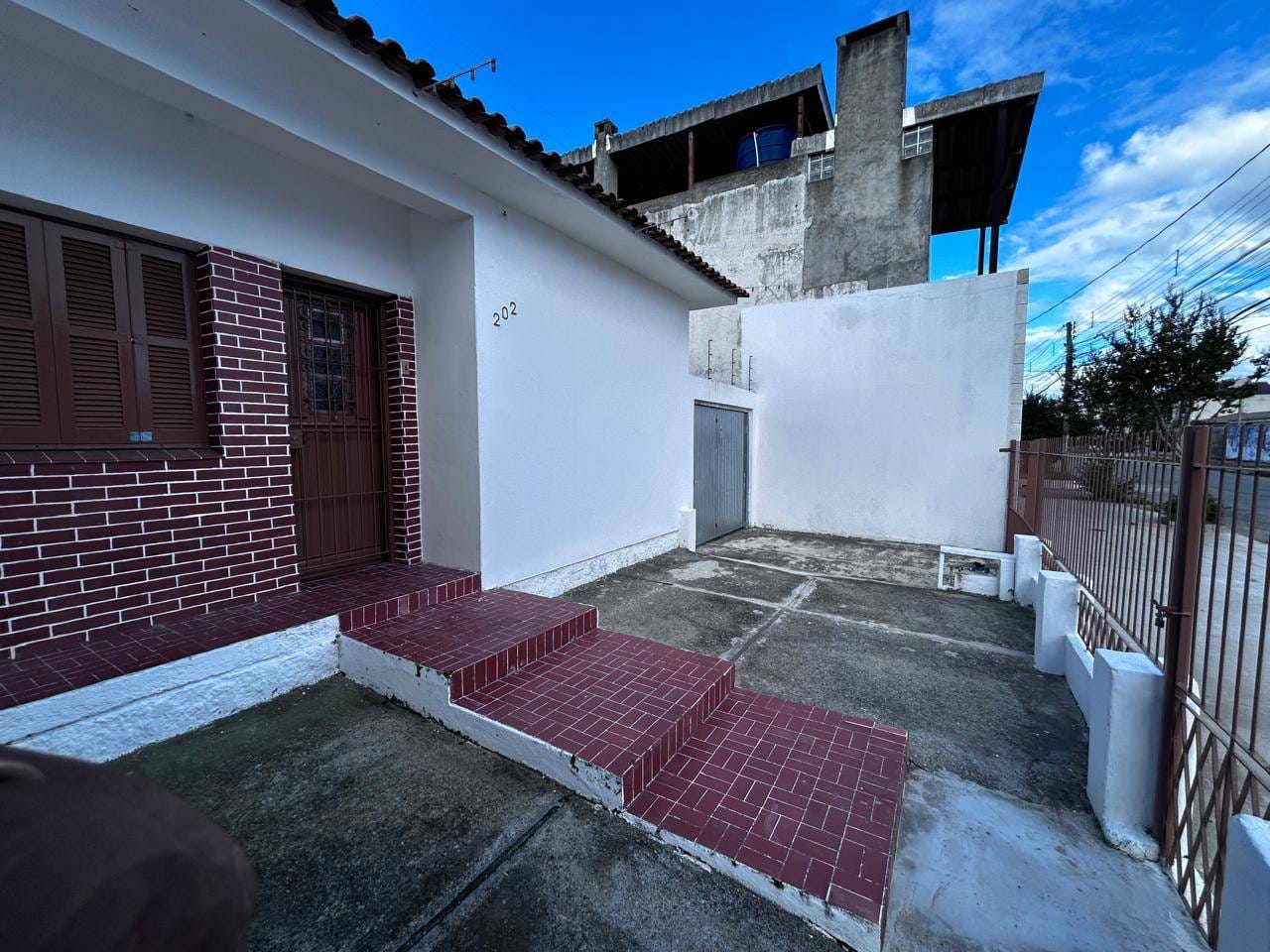 Casa ampla com pátio, 2 banheiros, garagem para 3 carros e casa nos fundos — ideal para família ou uso duplo | Locação 2