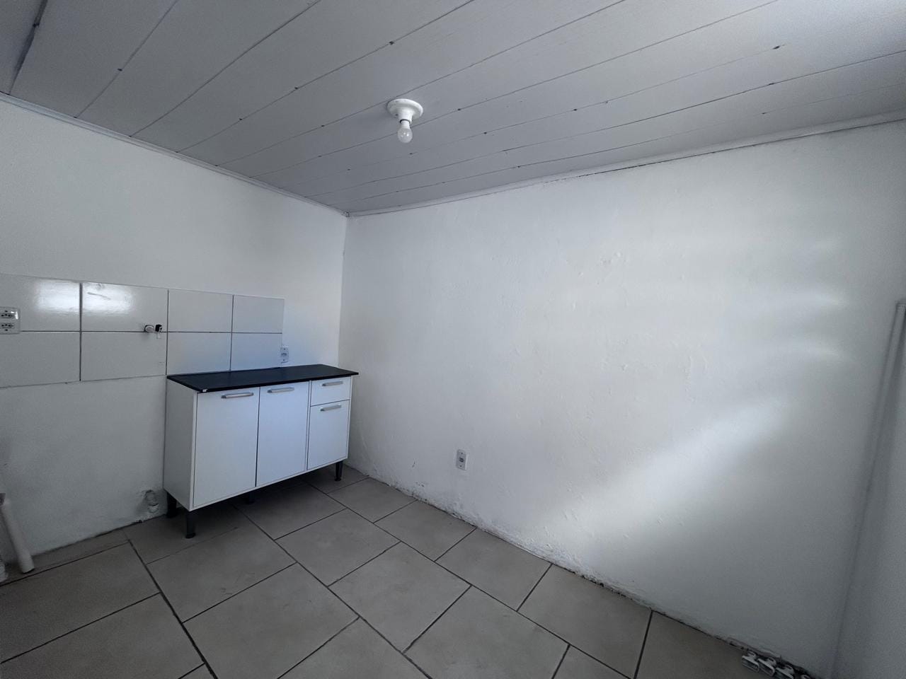 Casa ampla com pátio, 2 banheiros, garagem para 3 carros e casa nos fundos — ideal para família ou uso duplo | Locação 3