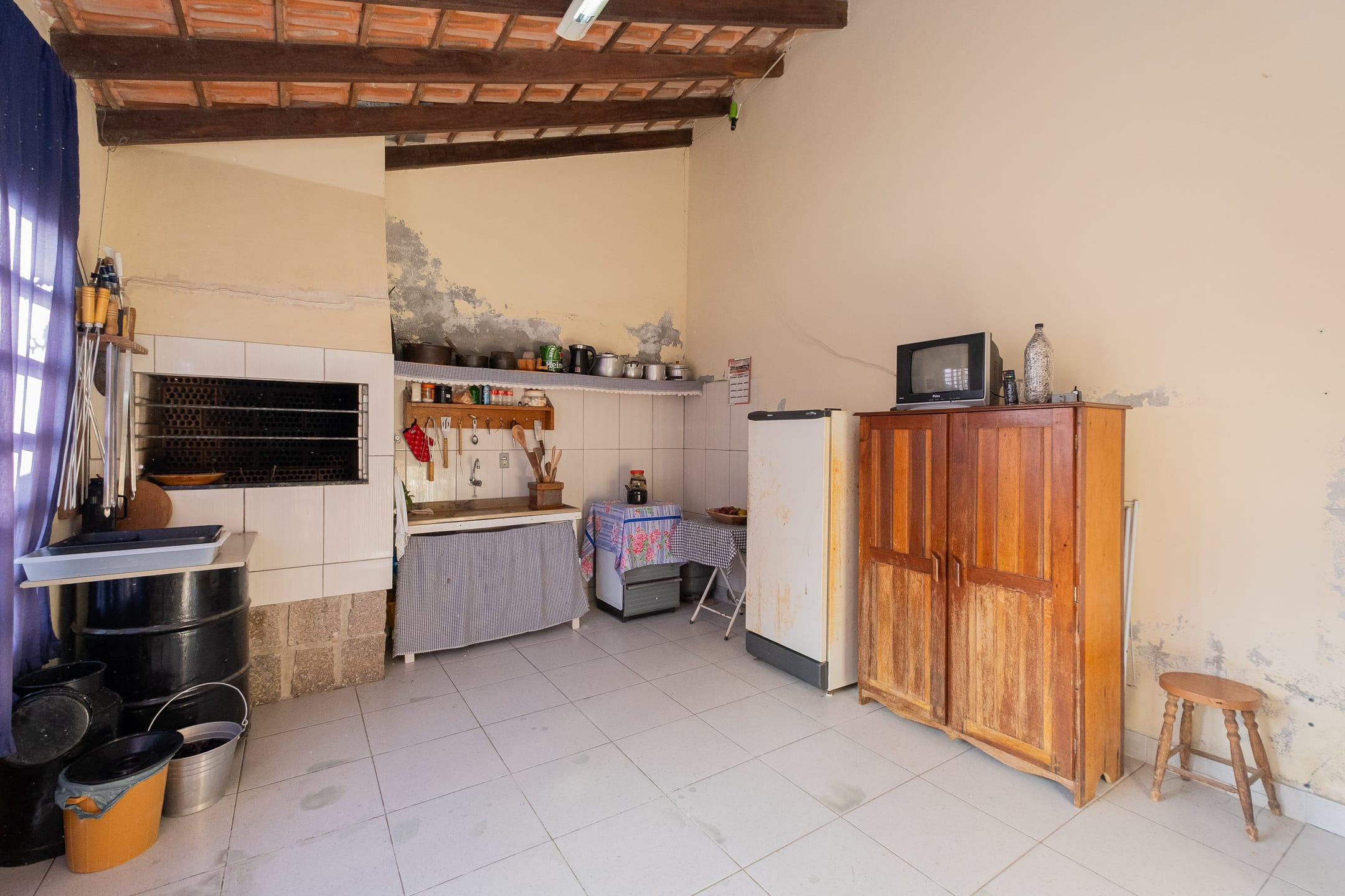 Casa à venda no Laranjal, Pelotas - 117 m², 2 quartos, piso porcelanato, espaço gourmet com churrasqueira e amplo pátio. - 10