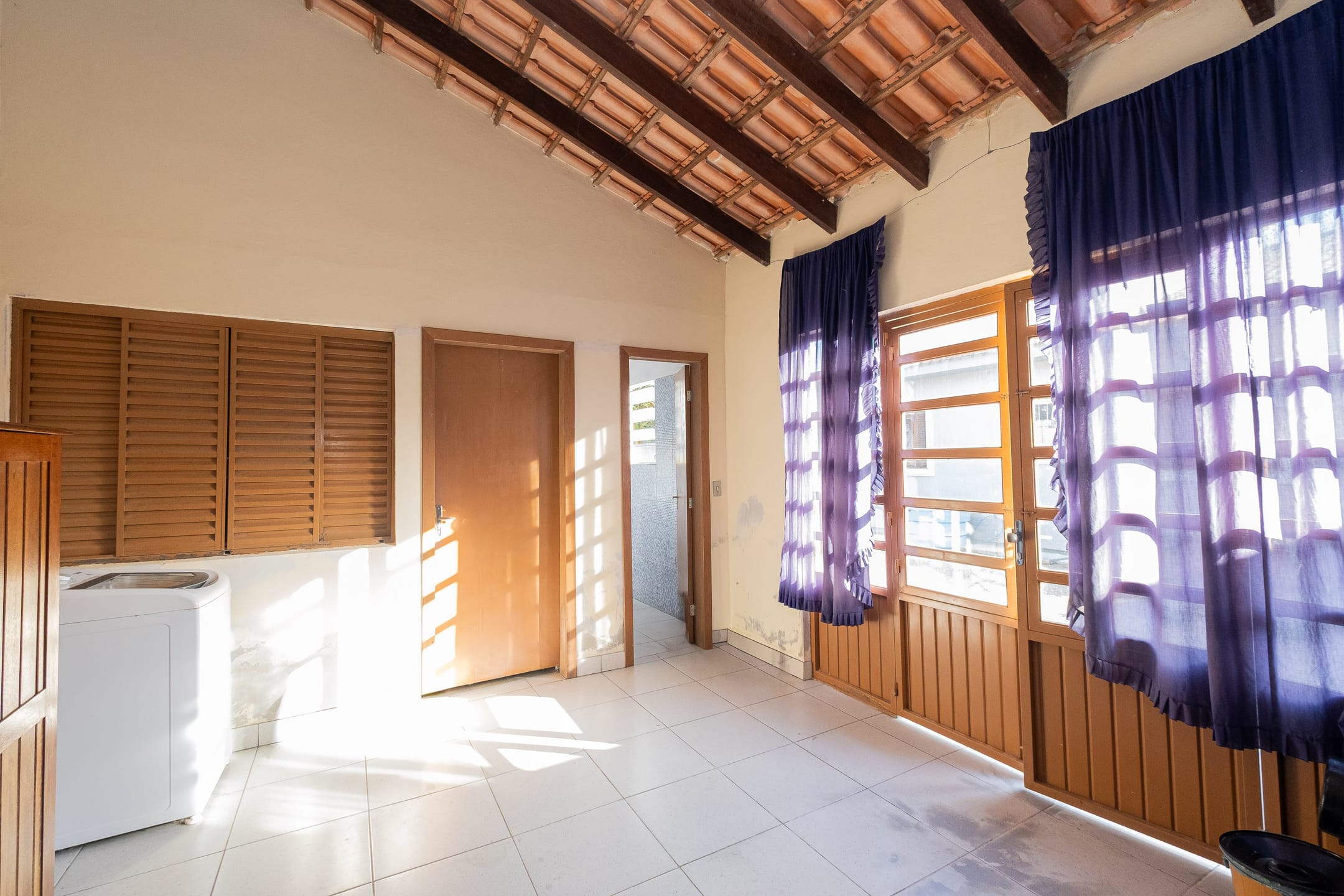 Casa à venda no Laranjal, Pelotas - 117 m², 2 quartos, piso porcelanato, espaço gourmet com churrasqueira e amplo pátio. - 11