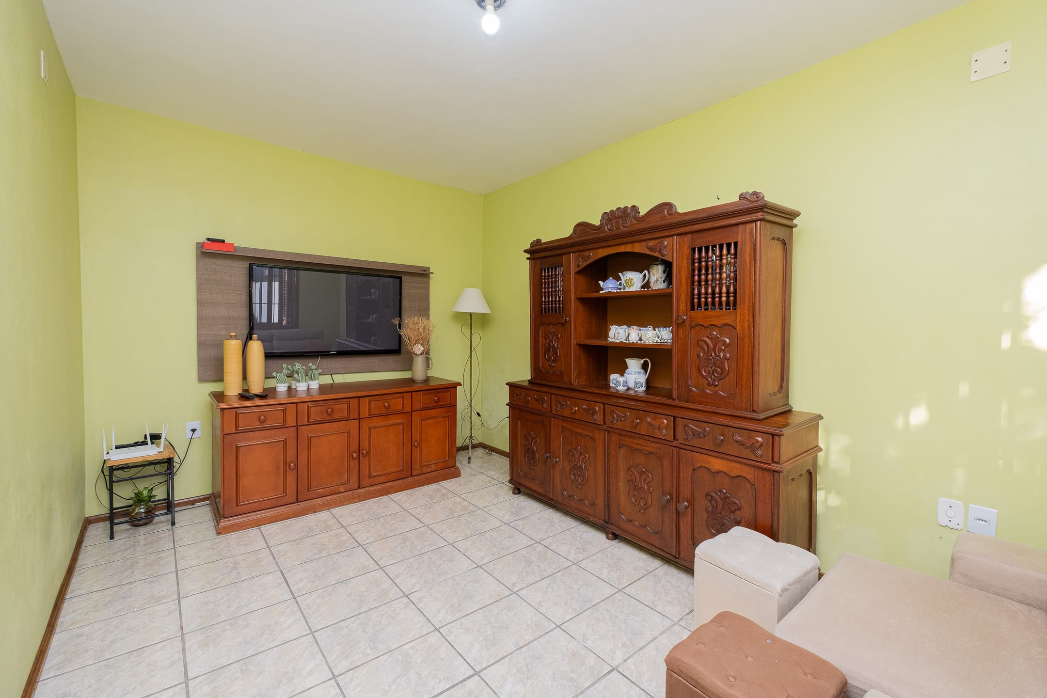 Casa à venda no Laranjal, Pelotas - 117 m², 2 quartos, piso porcelanato, espaço gourmet com churrasqueira e amplo pátio. - 7