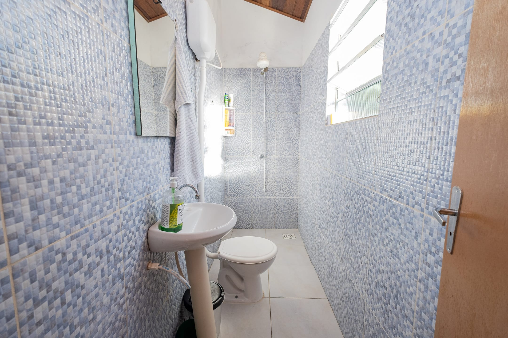 Casa à venda no Laranjal, Pelotas - 117 m², 2 quartos, piso porcelanato, espaço gourmet com churrasqueira e amplo pátio. - 12