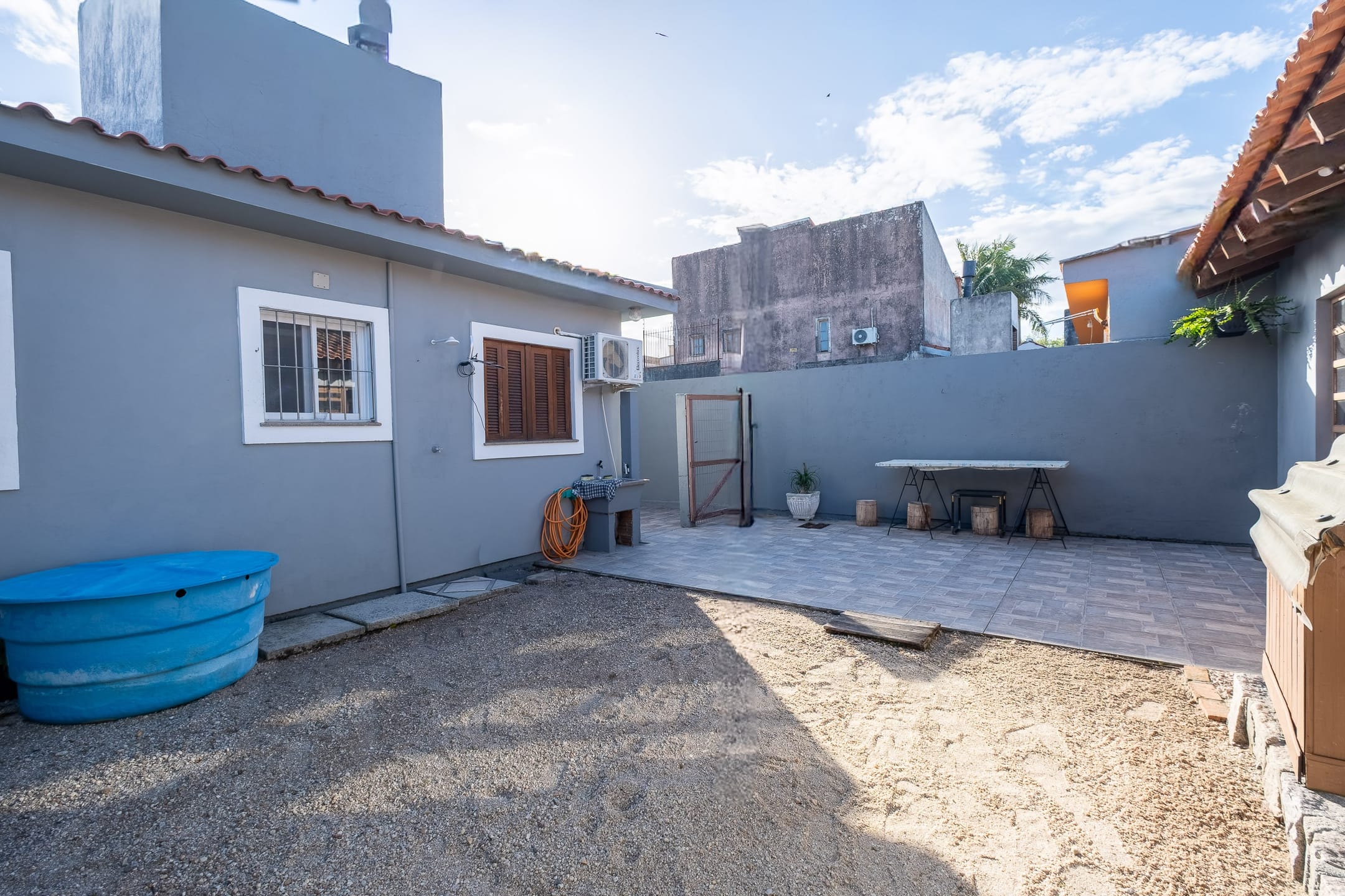 Casa à venda no Laranjal, Pelotas - 117 m², 2 quartos, piso porcelanato, espaço gourmet com churrasqueira e amplo pátio. - 14