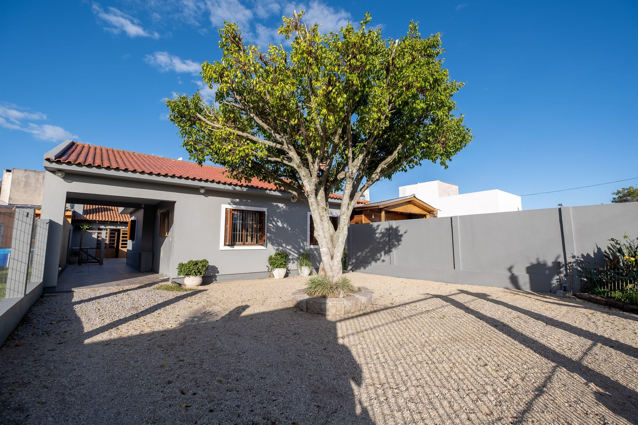 Casa à venda no Laranjal, Pelotas - 117 m², 2 quartos, piso porcelanato, espaço gourmet com churrasqueira e amplo pátio. - 15
