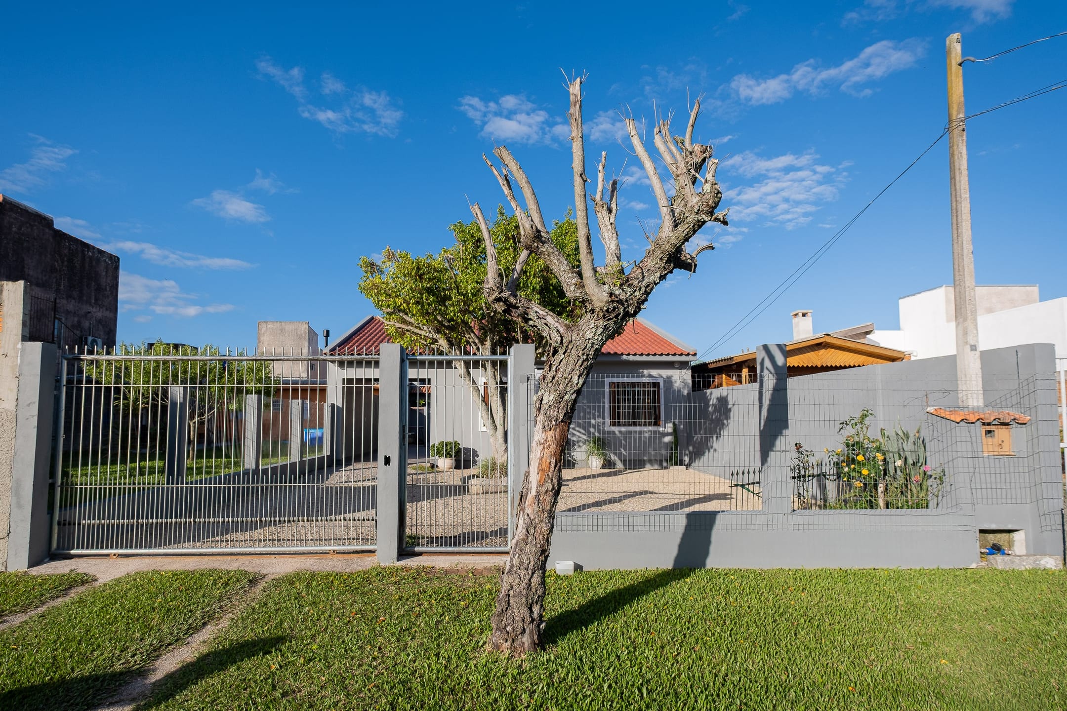 Casa à venda no Laranjal, Pelotas - 117 m², 2 quartos, piso porcelanato, espaço gourmet com churrasqueira e amplo pátio. - 16