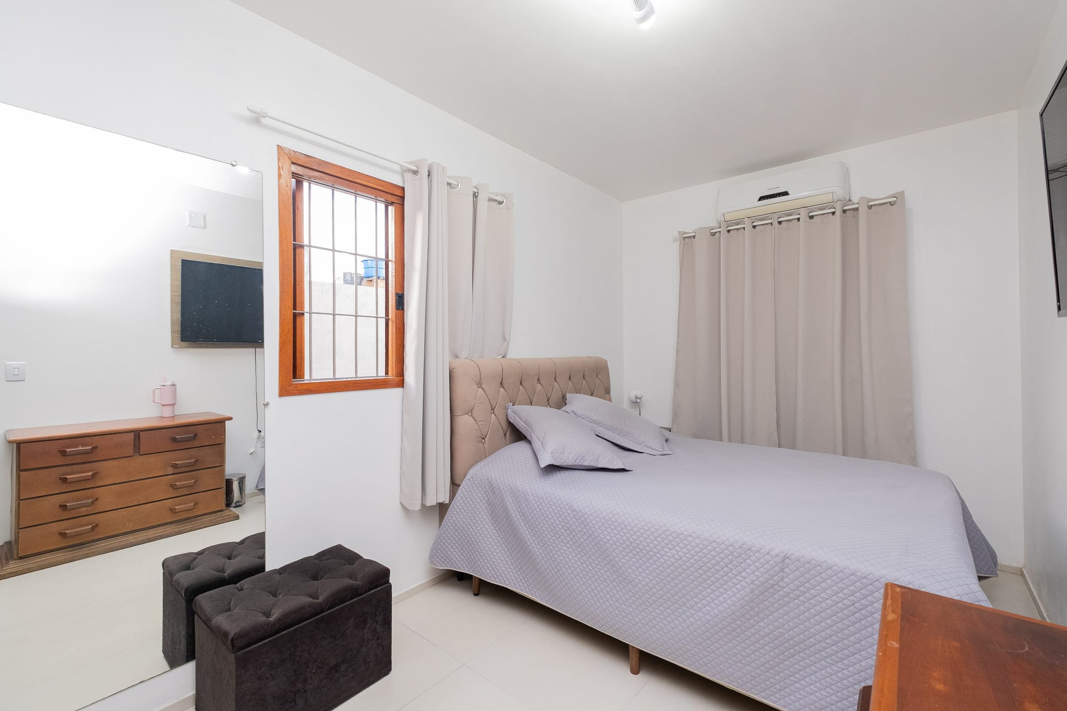Casa à venda no Laranjal, Pelotas - 117 m², 2 quartos, piso porcelanato, espaço gourmet com churrasqueira e amplo pátio. - 6