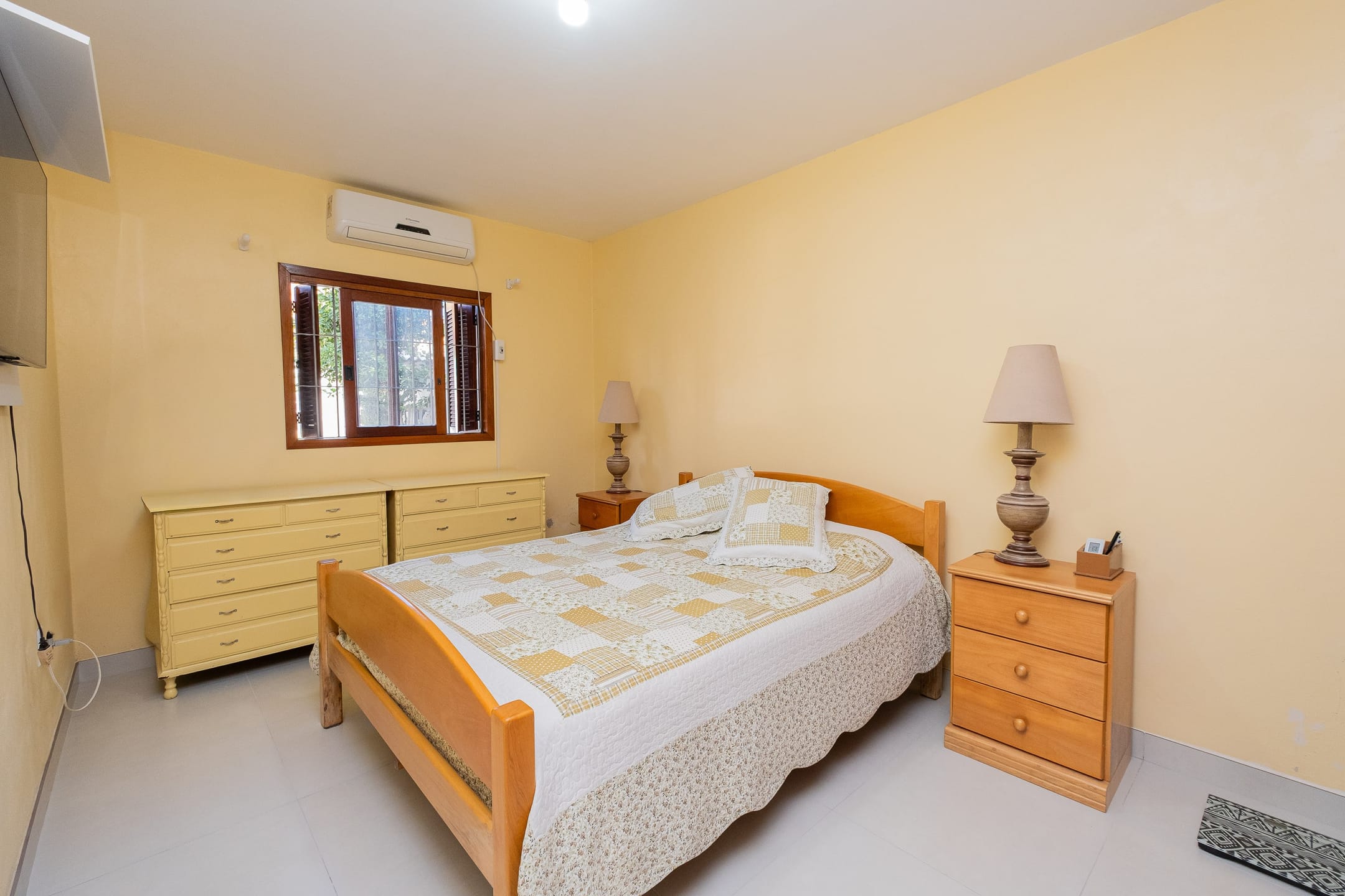 Casa à venda no Laranjal, Pelotas - 117 m², 2 quartos, piso porcelanato, espaço gourmet com churrasqueira e amplo pátio. - 8