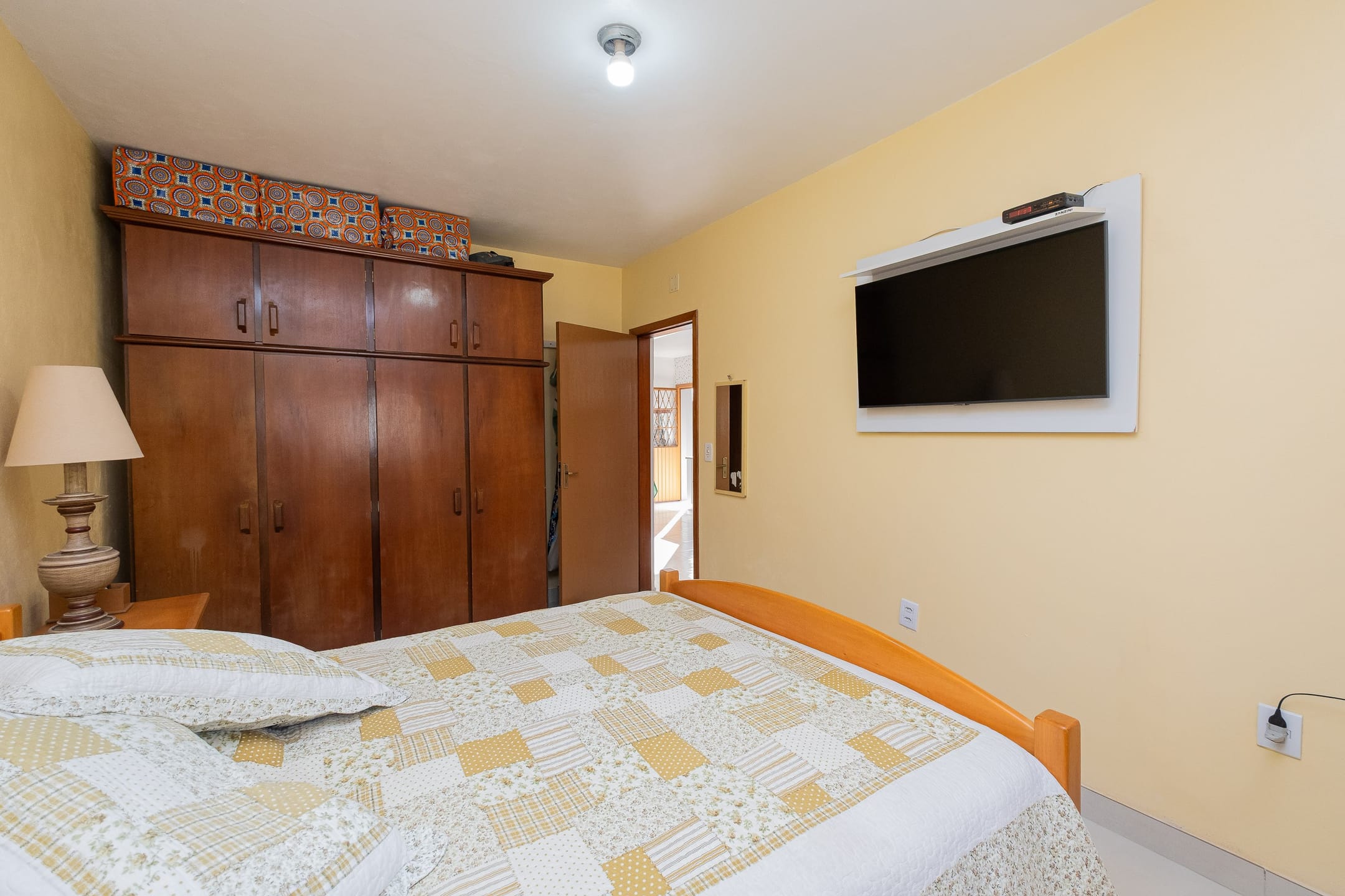 Casa à venda no Laranjal, Pelotas - 117 m², 2 quartos, piso porcelanato, espaço gourmet com churrasqueira e amplo pátio. - 9