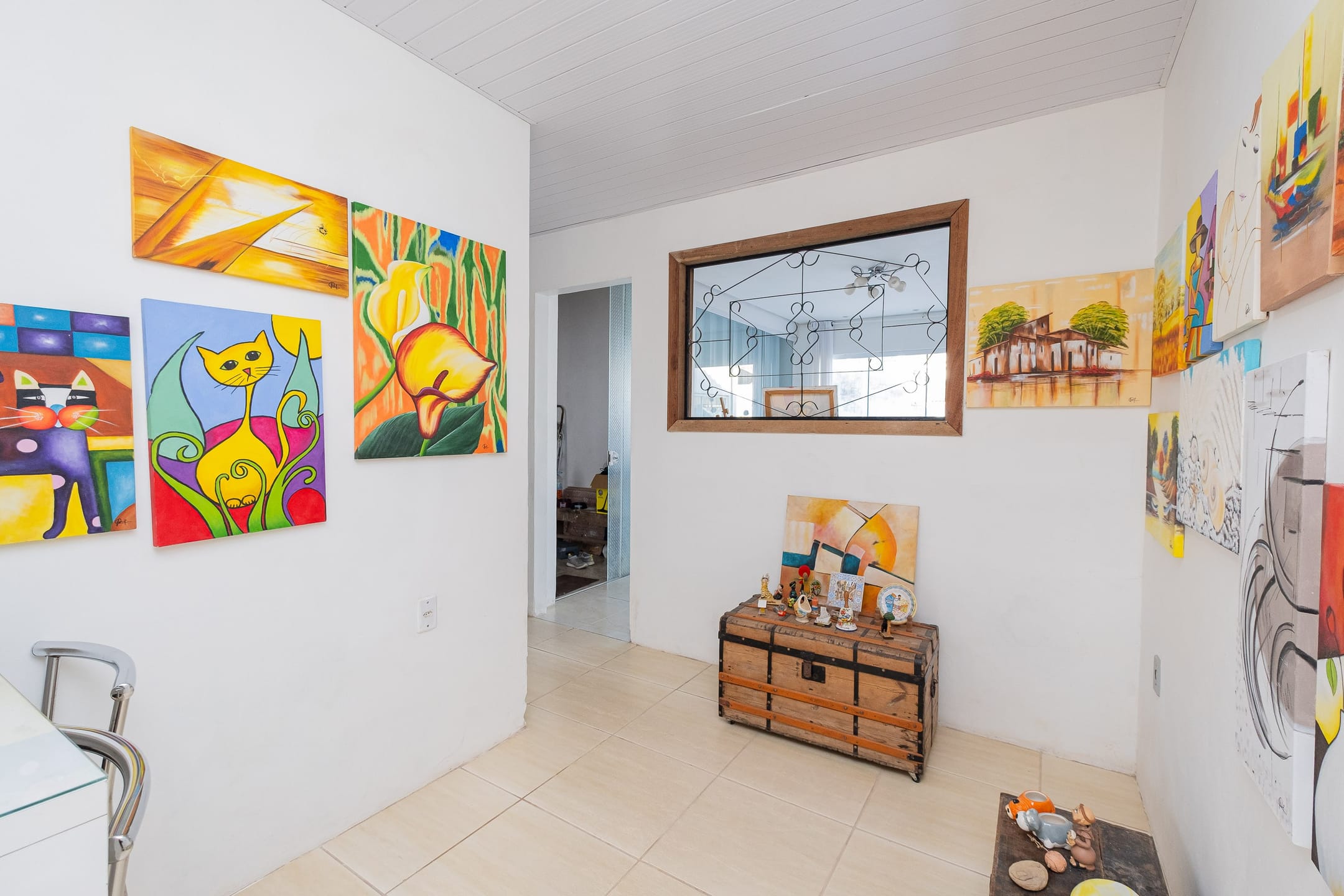 Casa à venda no Laranjal, Pelotas - 124 m², 3 quartos, cozinha com armários, lareira, pátio com piscina e garagem. - 10