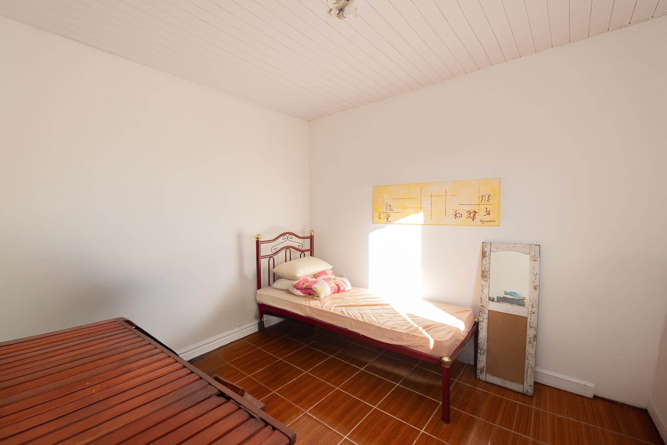 Casa à venda no Laranjal, Pelotas - 124 m², 3 quartos, cozinha com armários, lareira, pátio com piscina e garagem. - 11
