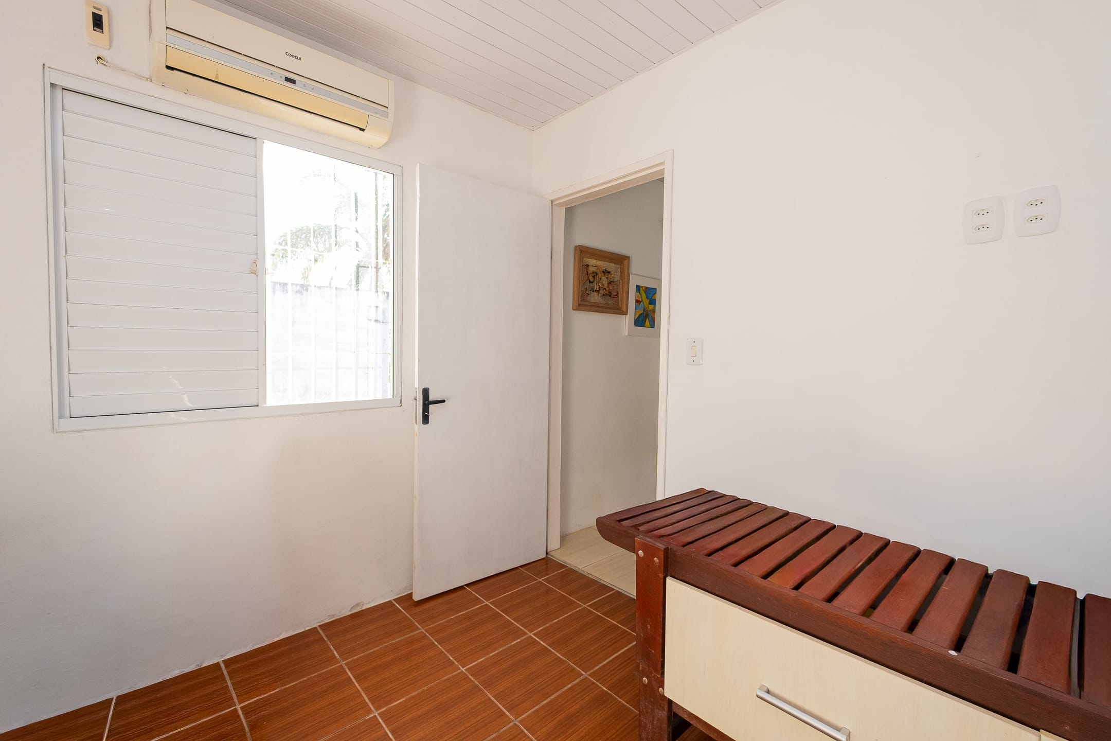 Casa à venda no Laranjal, Pelotas - 124 m², 3 quartos, cozinha com armários, lareira, pátio com piscina e garagem. - 12