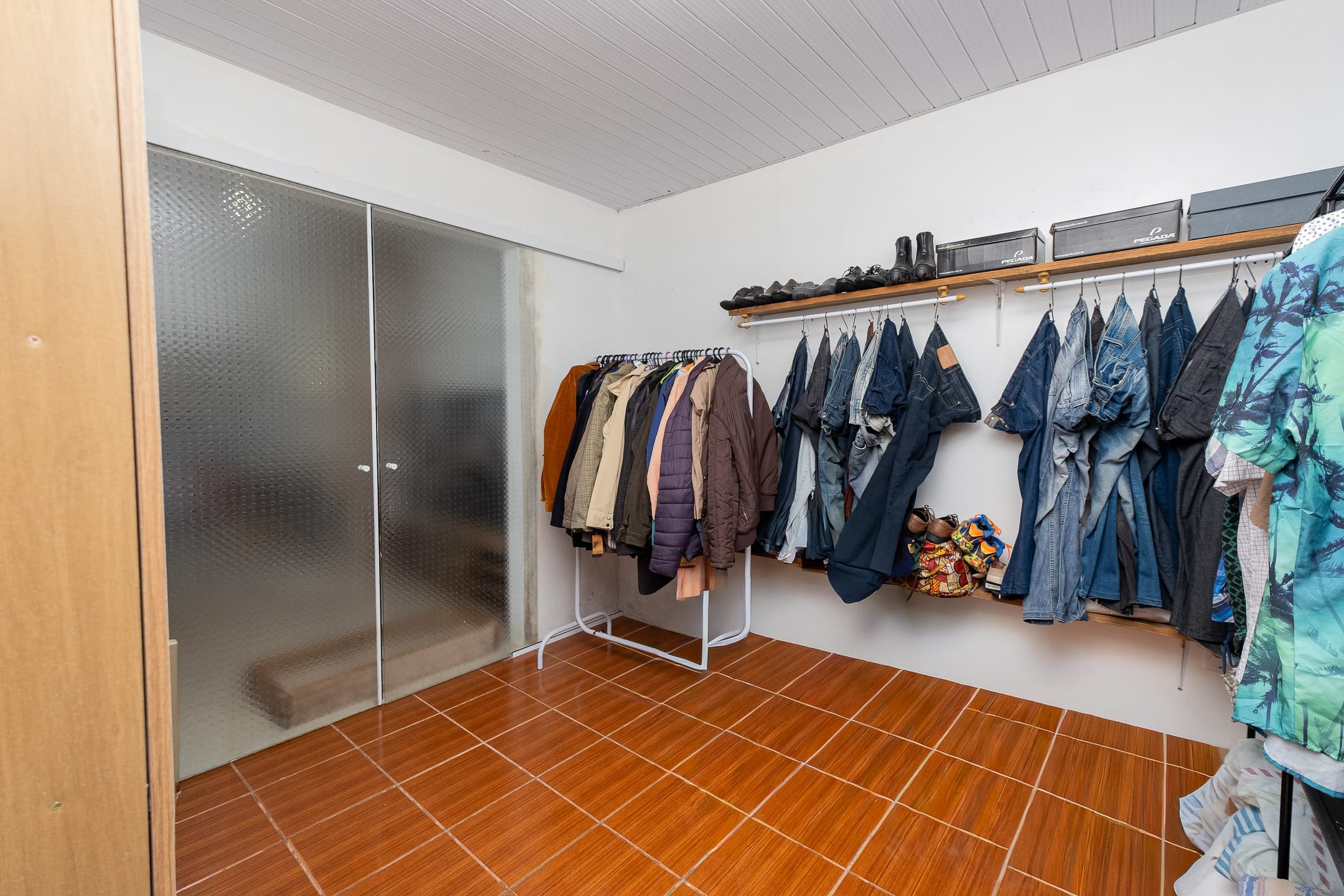 Casa à venda no Laranjal, Pelotas - 124 m², 3 quartos, cozinha com armários, lareira, pátio com piscina e garagem. - 13