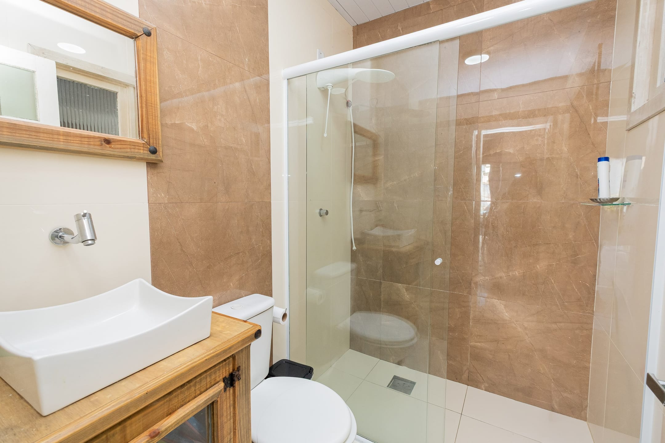 Casa à venda no Laranjal, Pelotas - 124 m², 3 quartos, cozinha com armários, lareira, pátio com piscina e garagem. - 14