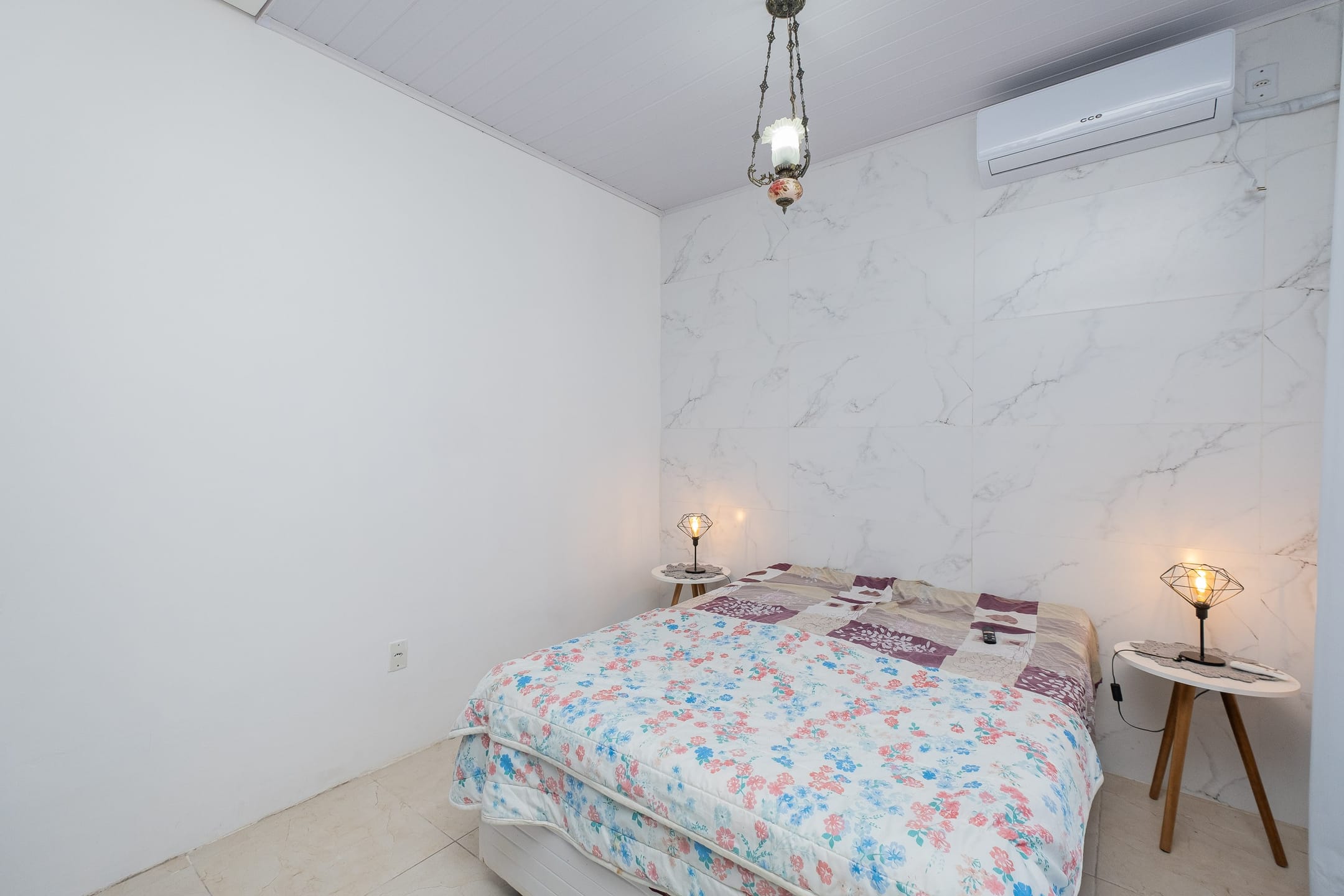 Casa à venda no Laranjal, Pelotas - 124 m², 3 quartos, cozinha com armários, lareira, pátio com piscina e garagem. - 15