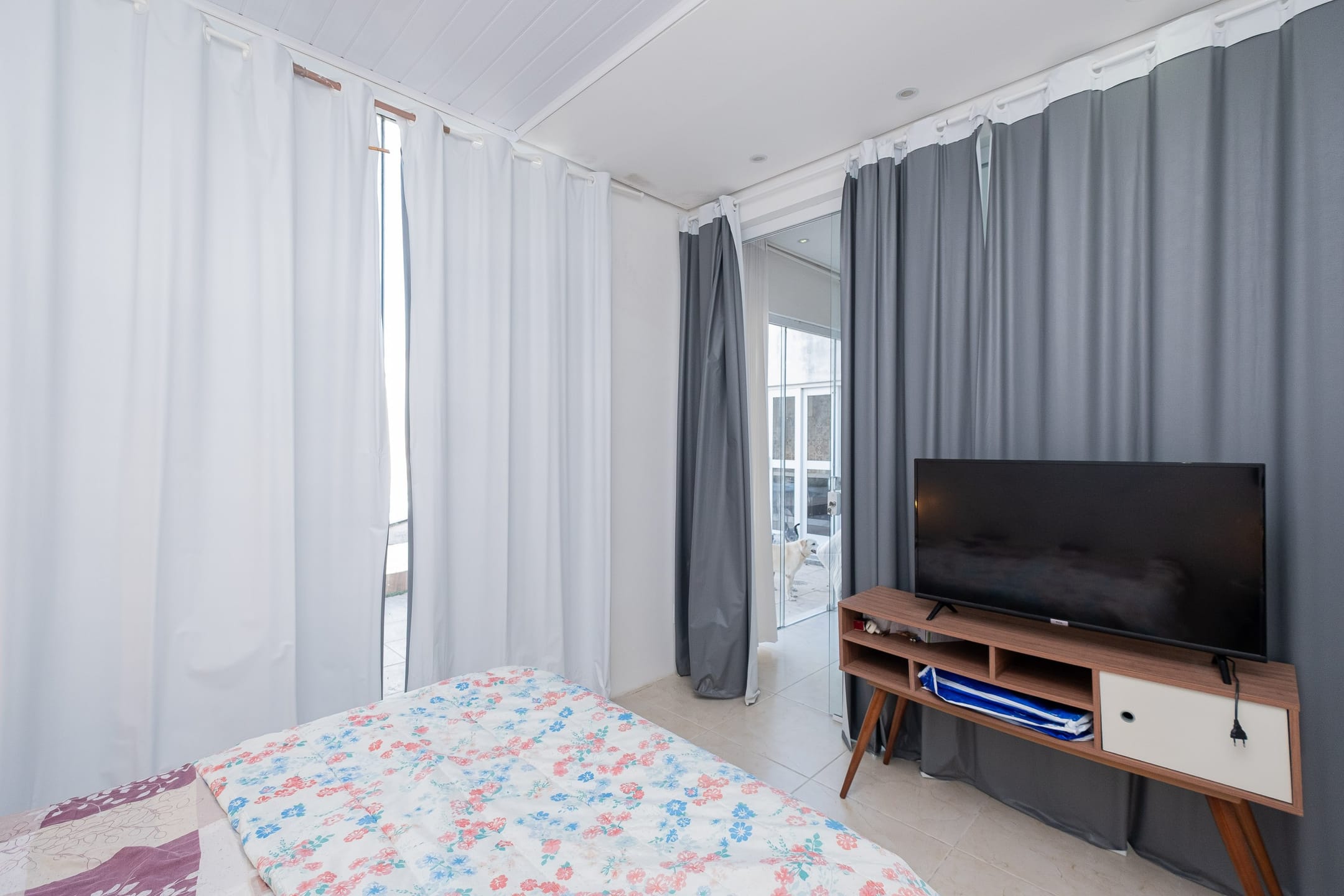 Casa à venda no Laranjal, Pelotas - 124 m², 3 quartos, cozinha com armários, lareira, pátio com piscina e garagem. - 16