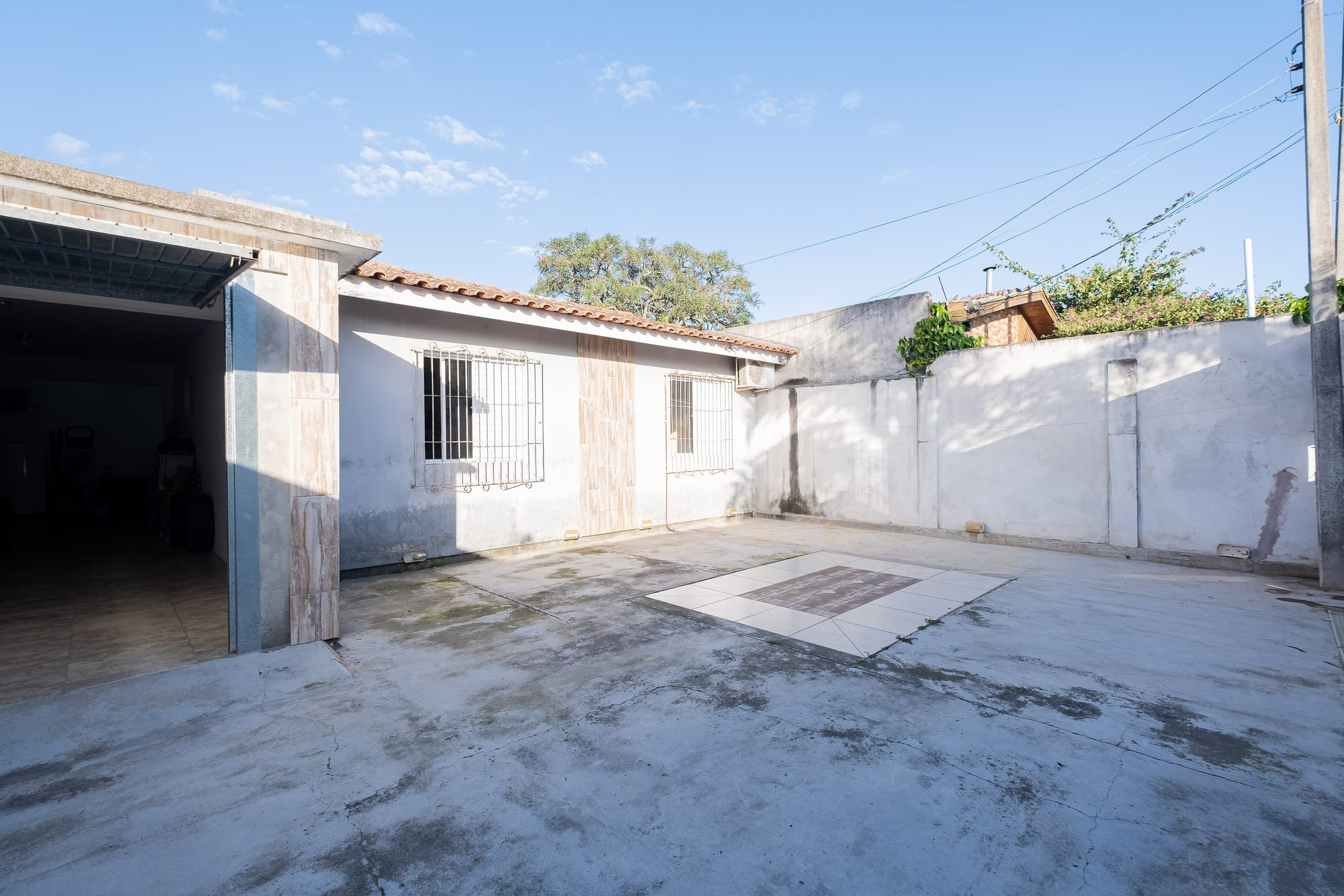 Casa à venda no Laranjal, Pelotas - 124 m², 3 quartos, cozinha com armários, lareira, pátio com piscina e garagem. - 18