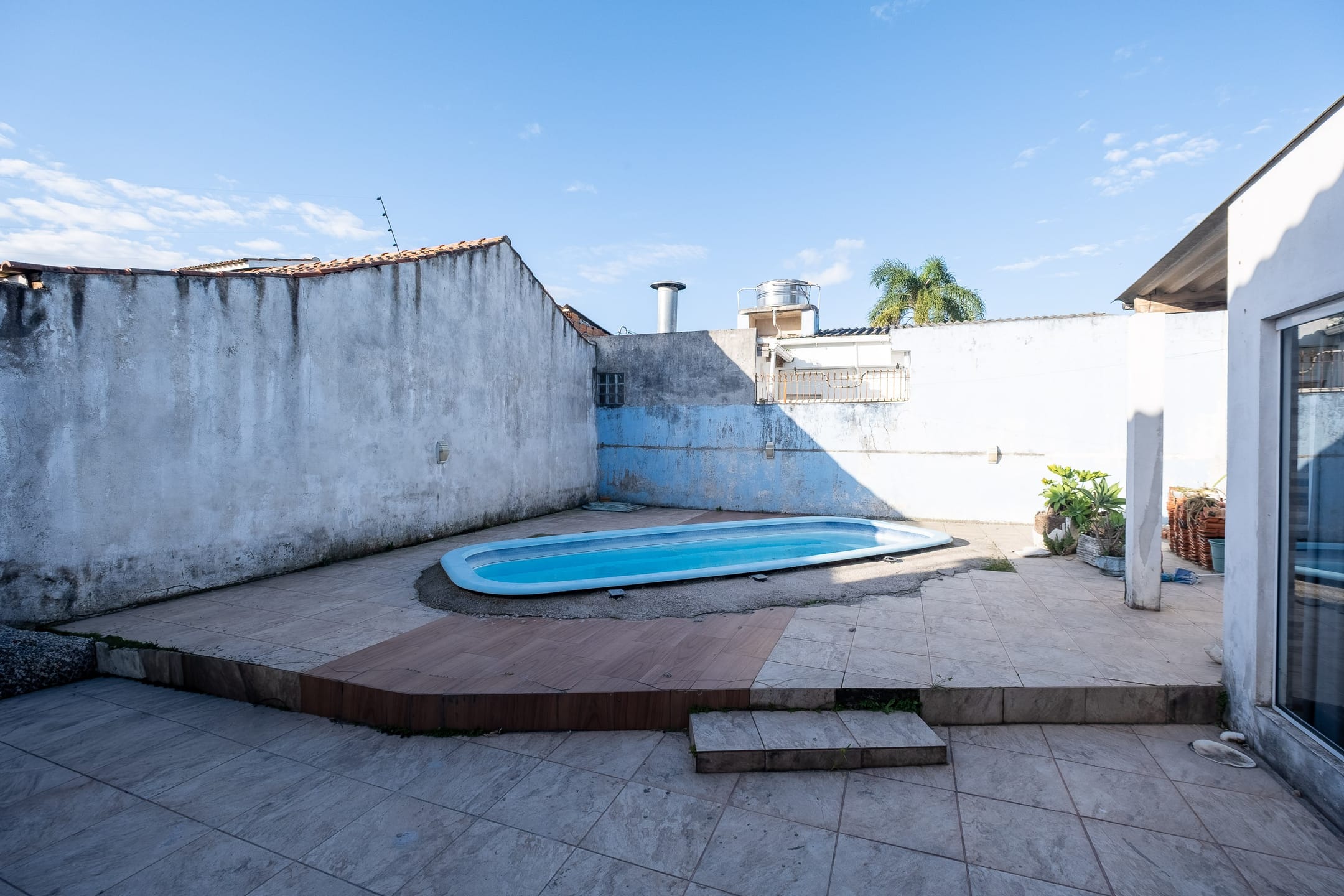 Casa à venda no Laranjal, Pelotas - 124 m², 3 quartos, cozinha com armários, lareira, pátio com piscina e garagem. - 19