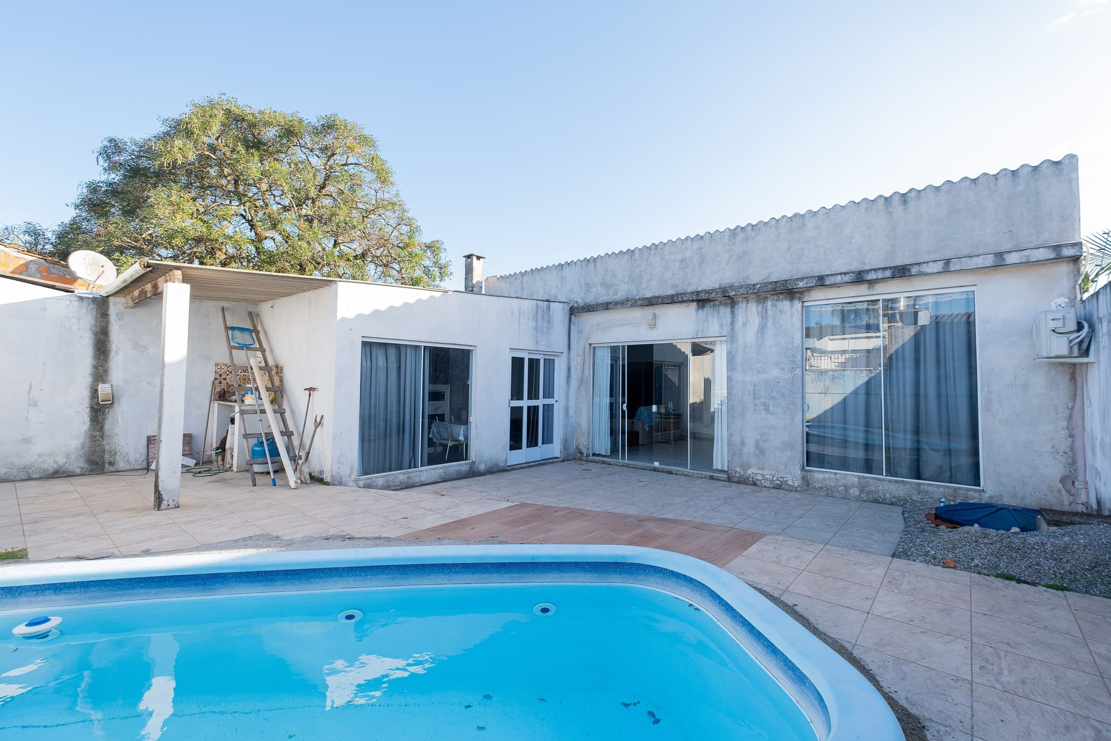 Casa à venda no Laranjal, Pelotas - 124 m², 3 quartos, cozinha com armários, lareira, pátio com piscina e garagem. - 20