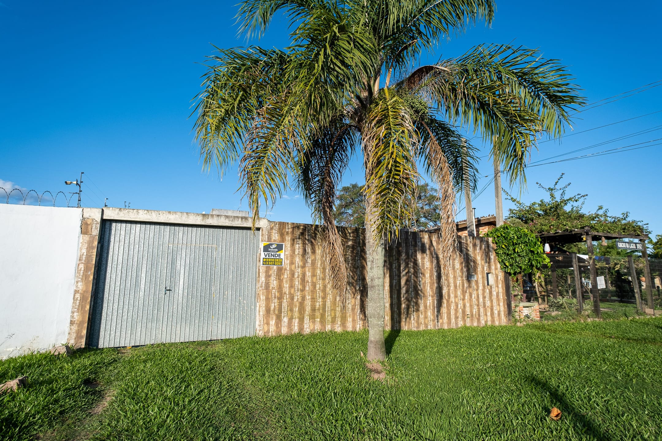 Casa à venda no Laranjal, Pelotas - 124 m², 3 quartos, cozinha com armários, lareira, pátio com piscina e garagem. - 21