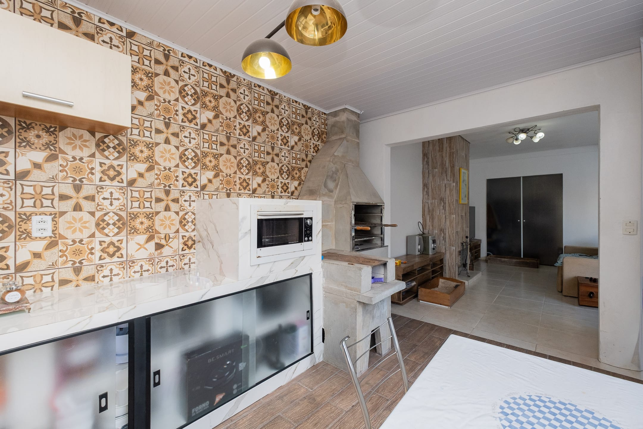 Casa à venda no Laranjal, Pelotas - 124 m², 3 quartos, cozinha com armários, lareira, pátio com piscina e garagem. - 6