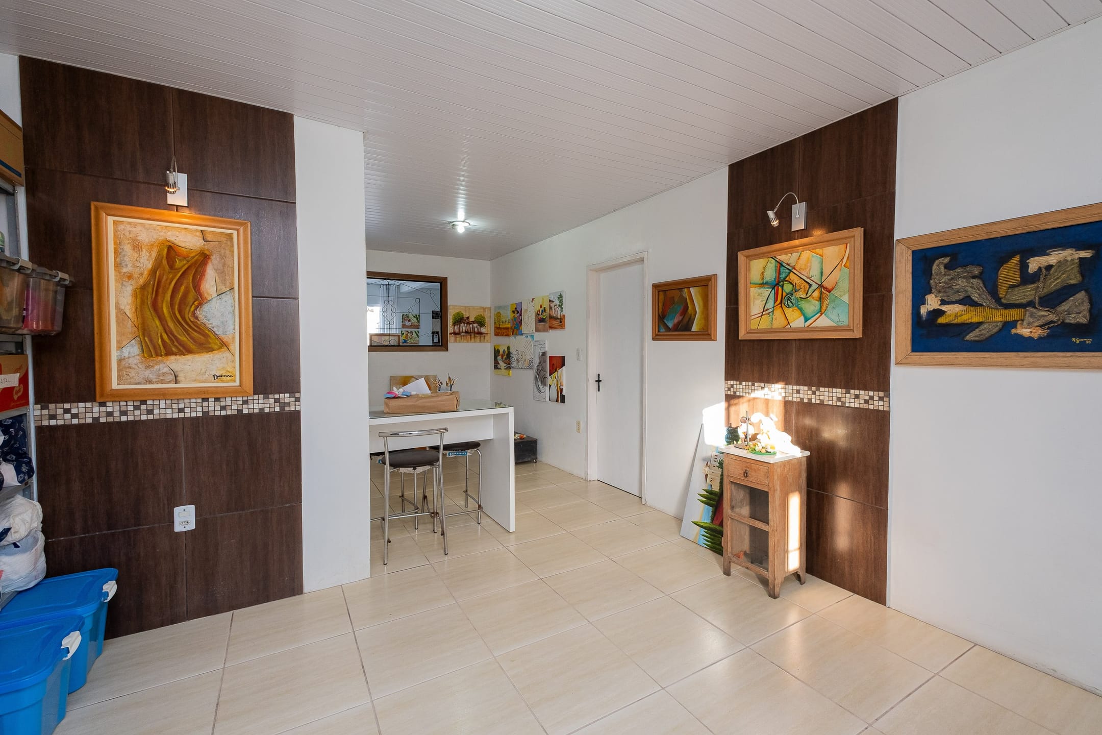 Casa à venda no Laranjal, Pelotas - 124 m², 3 quartos, cozinha com armários, lareira, pátio com piscina e garagem. - 7