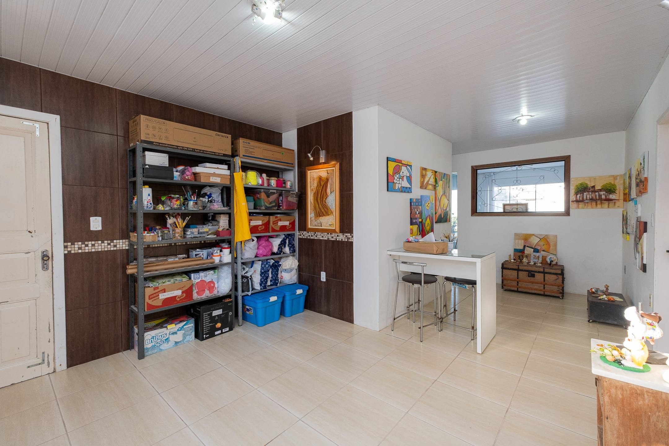 Casa à venda no Laranjal, Pelotas - 124 m², 3 quartos, cozinha com armários, lareira, pátio com piscina e garagem. - 8