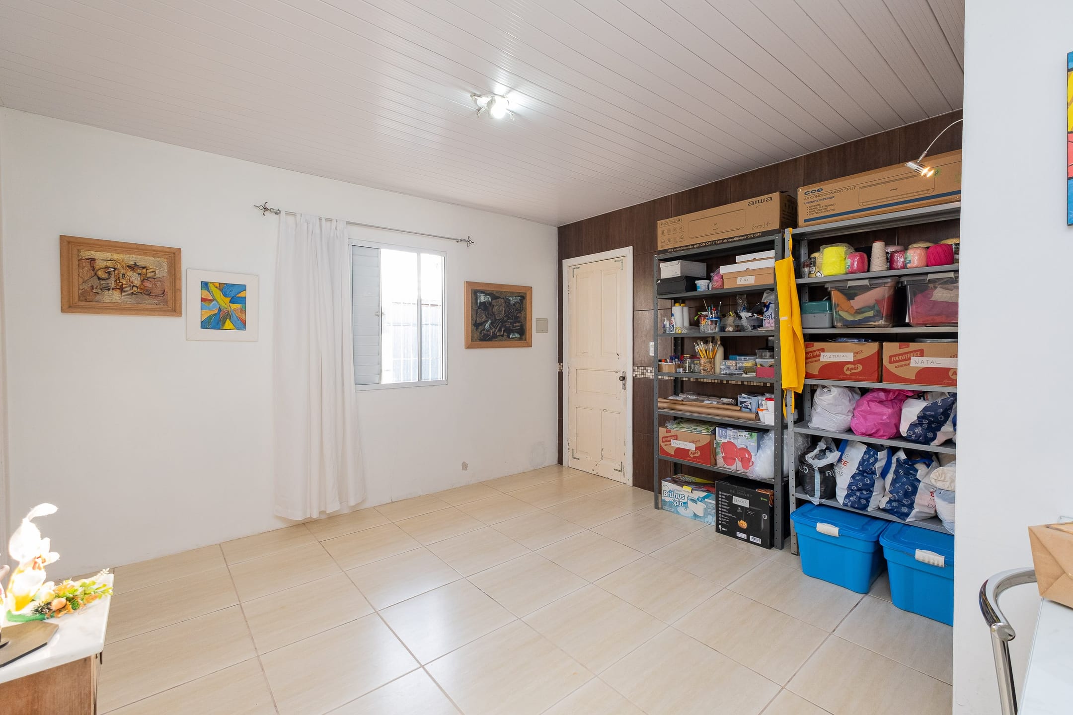 Casa à venda no Laranjal, Pelotas - 124 m², 3 quartos, cozinha com armários, lareira, pátio com piscina e garagem. - 9