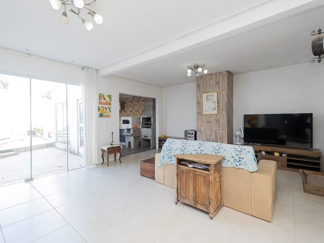 Casa com 300m² 3 quartos e 1 banheiro, à venda, no bairro Laranjal em Pelotas