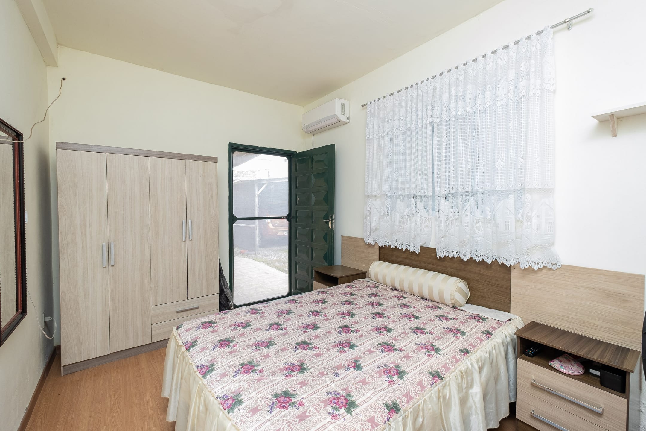 Casa com duas moradias à venda no Simões Lopes - 380 m², 4 quartos no total, amplo pátio com vaga coberta e portão eletrônico. - 10