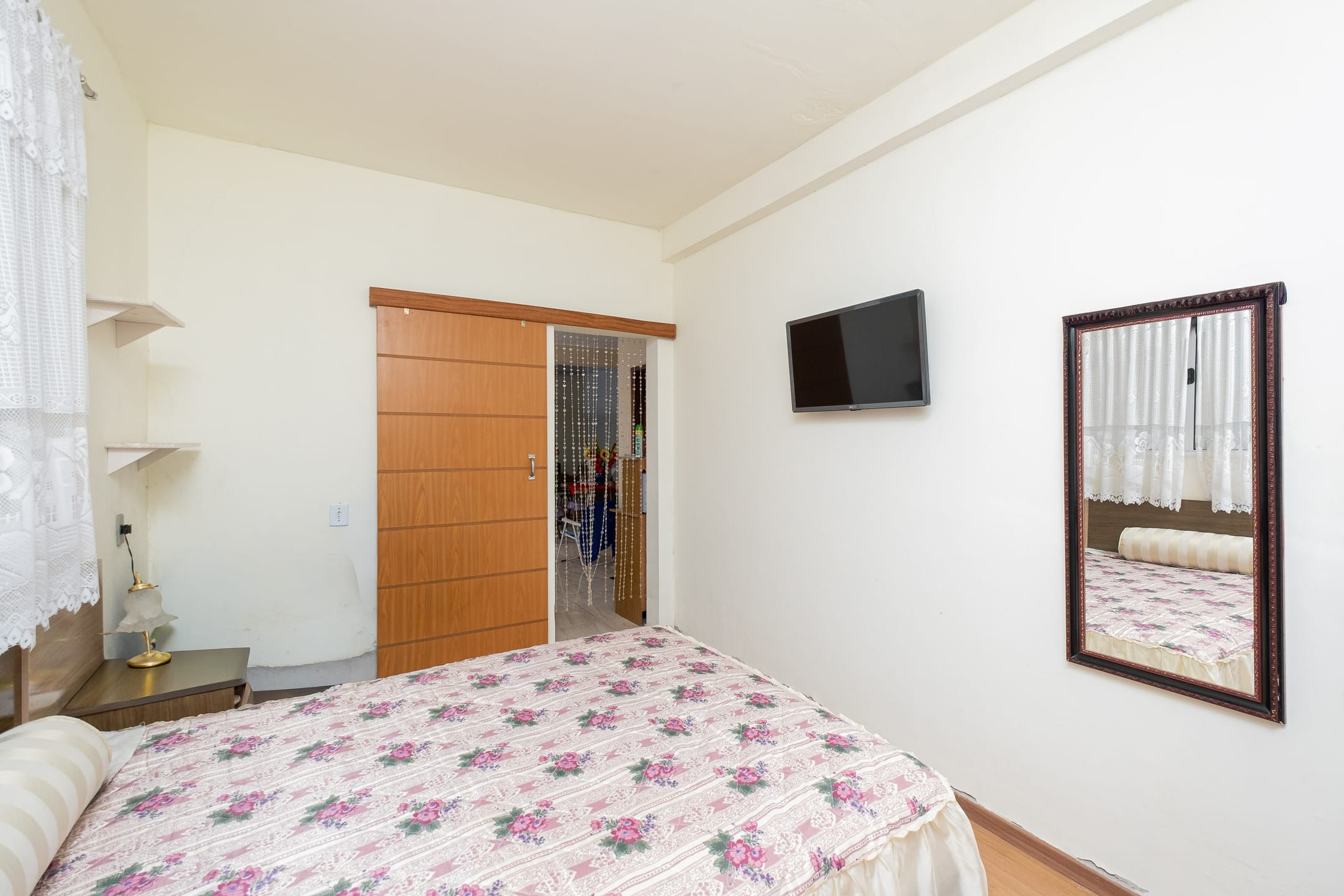 Casa com duas moradias à venda no Simões Lopes - 380 m², 4 quartos no total, amplo pátio com vaga coberta e portão eletrônico. - 11