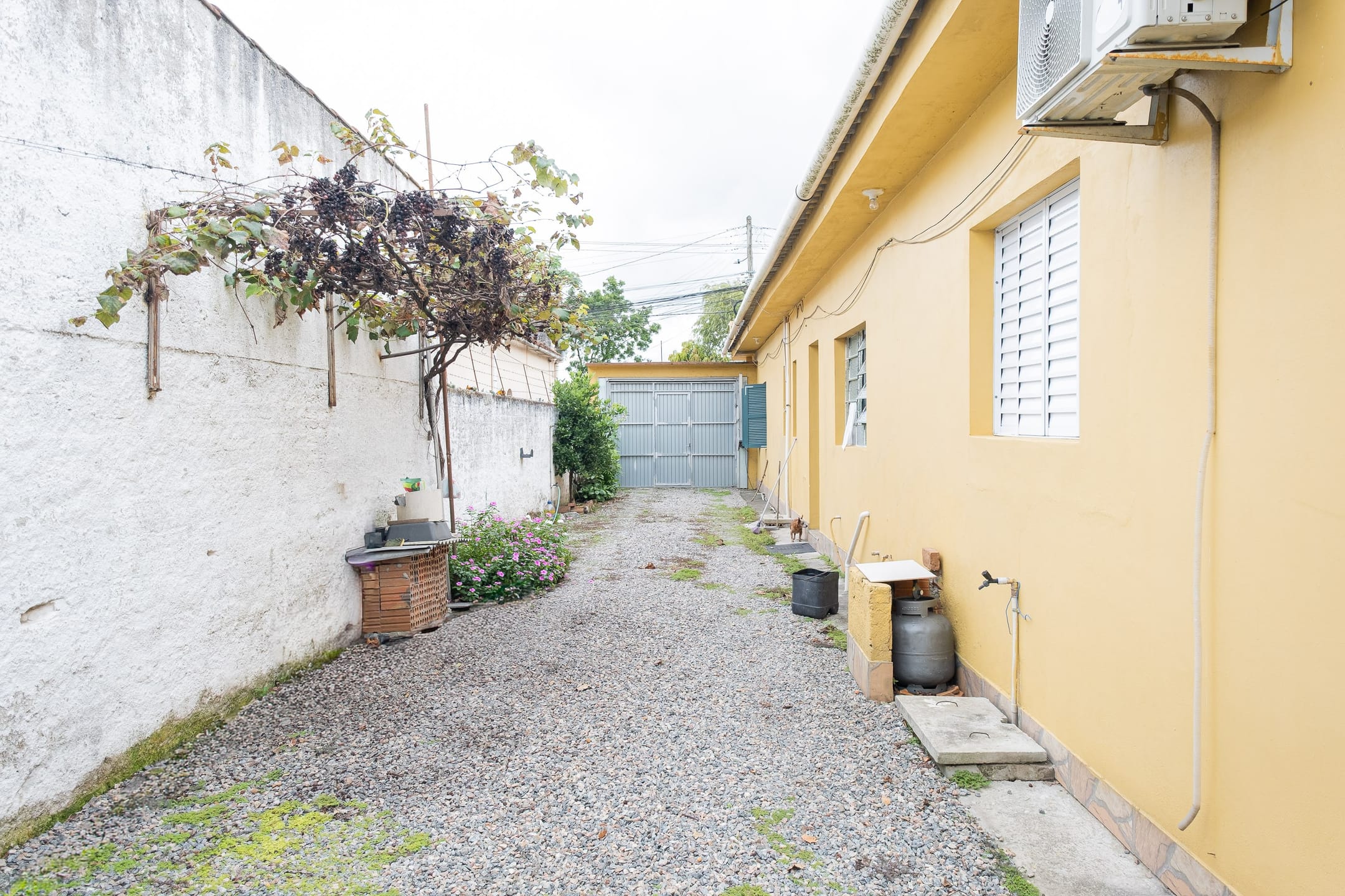 Casa com duas moradias à venda no Simões Lopes - 380 m², 4 quartos no total, amplo pátio com vaga coberta e portão eletrônico. - 12